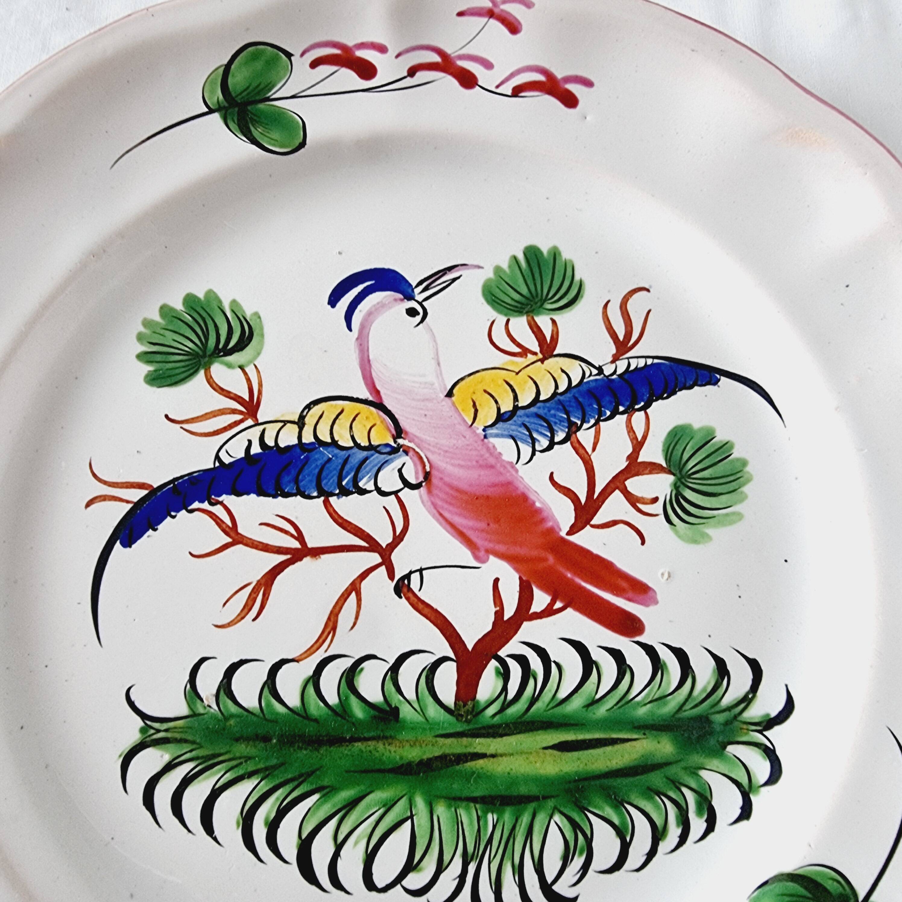 Assiette antique réalisée et peinte à la main du 18ème siècle