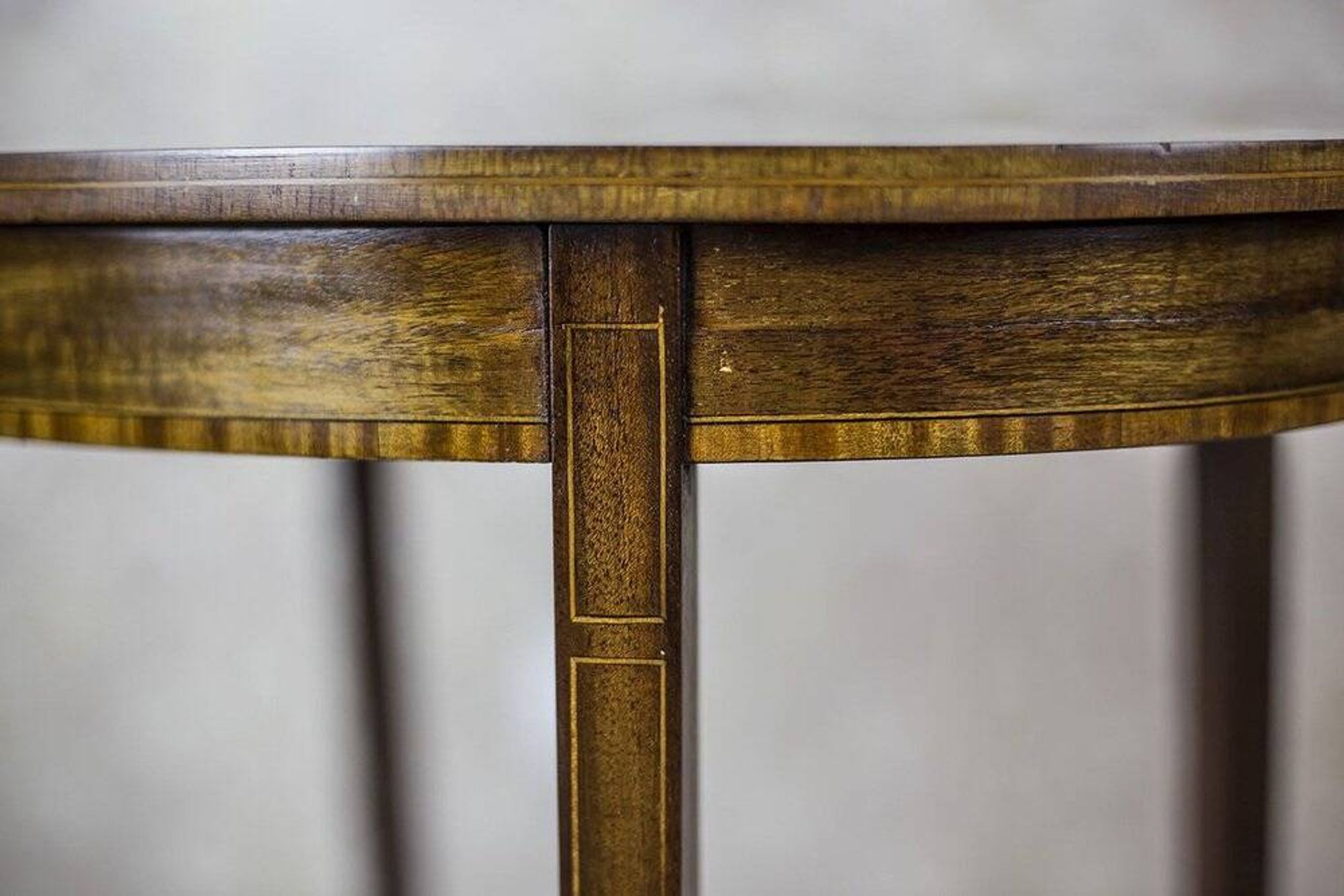 Table d'appoint ovale du 19ème siècle