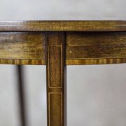 Table d'appoint ovale du 19ème siècle