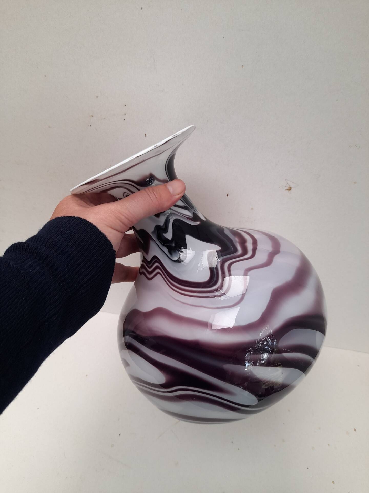 Beautiful vase in purple and white opaline.