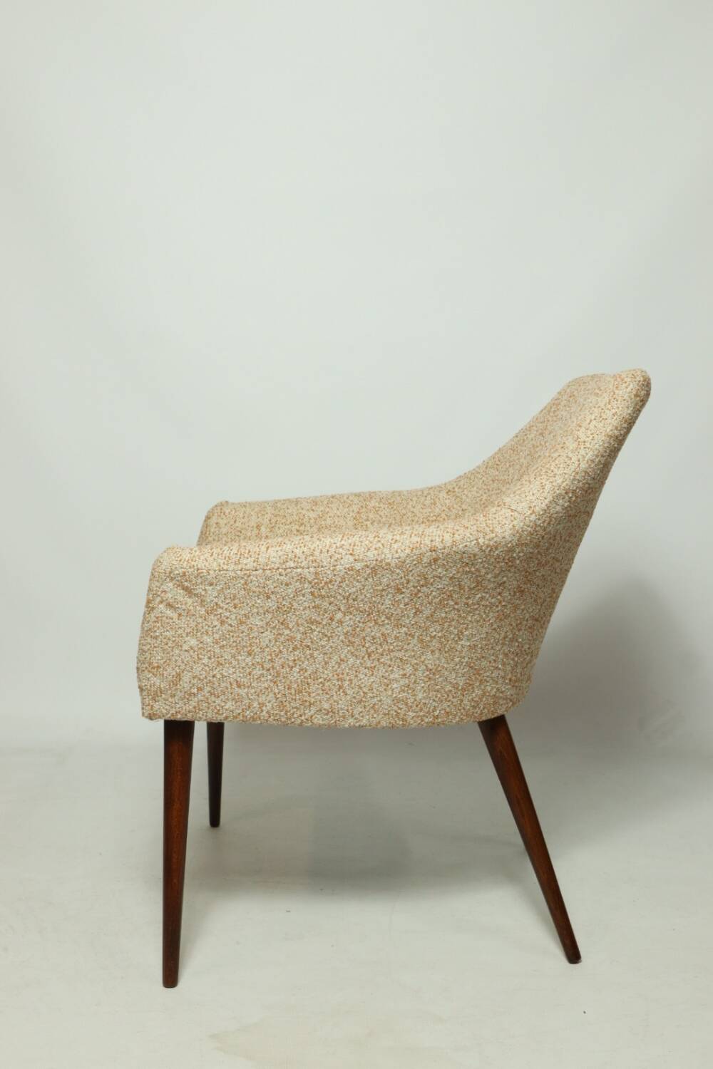 Modern fauteuil en bois orange polka dot bouclé tissus 1960 cocktail fauteuil de salon