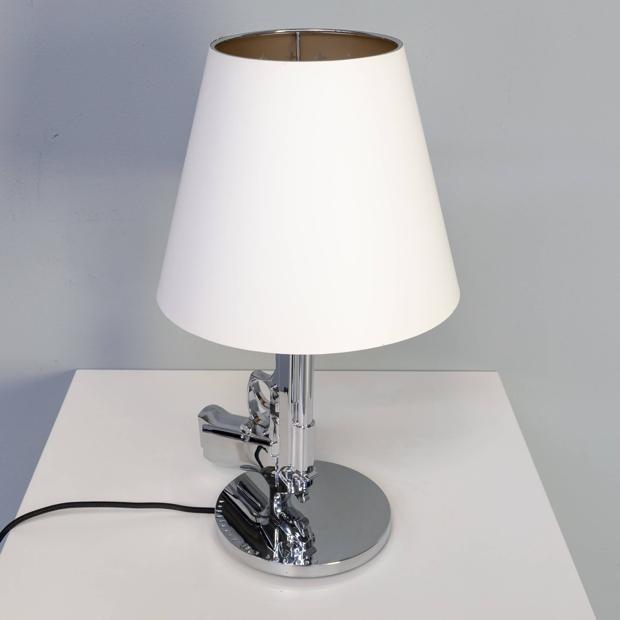 Philippe Starck ‘gun’ tablelamp for Flos