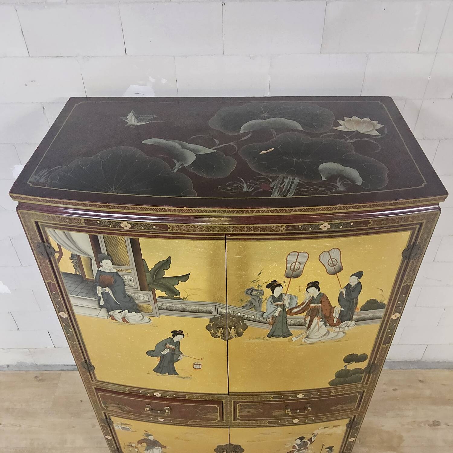 Cabinet chinois / oriental vintage avec feuille d'or / scène traditionnelle