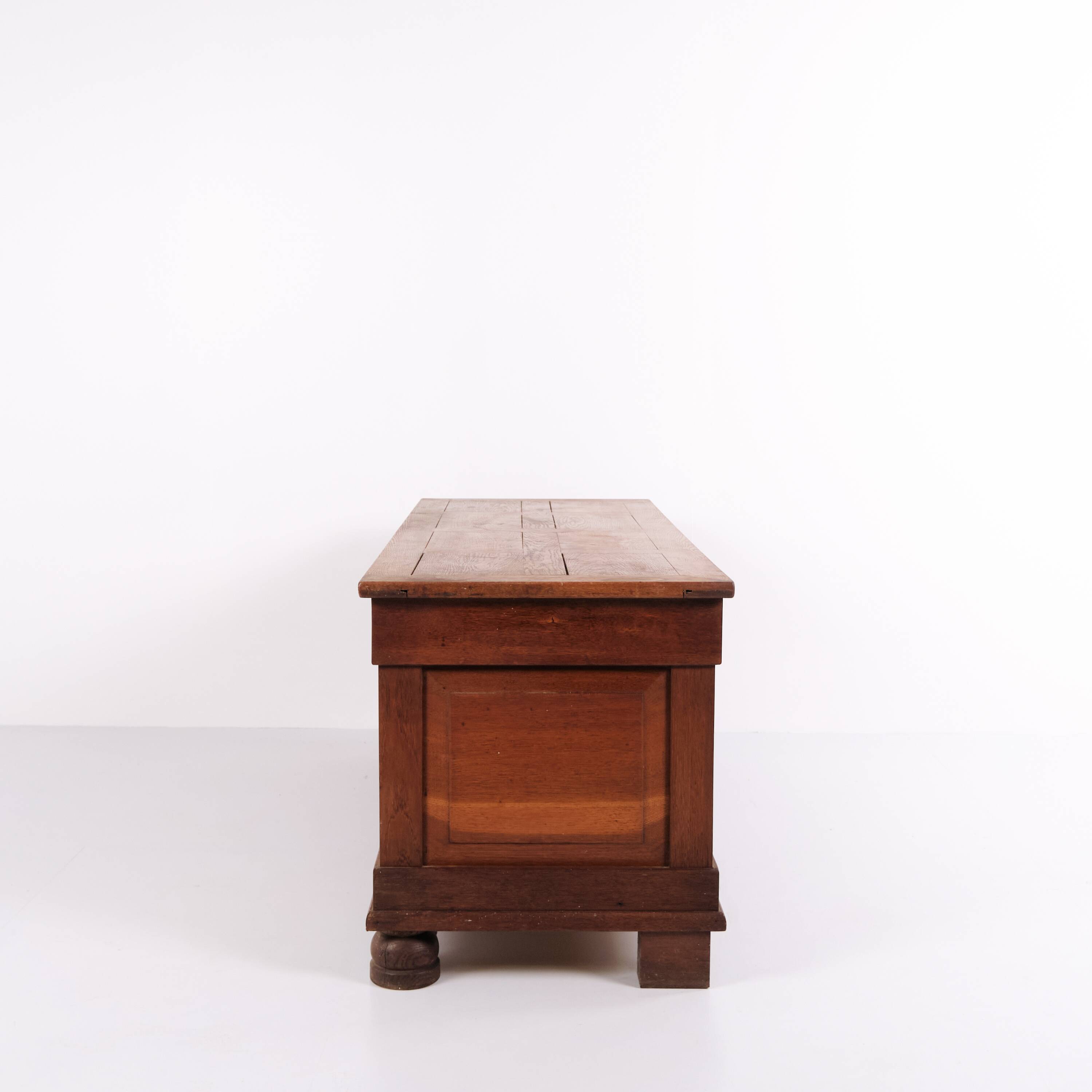 Chest – Oak – Carved details – Round legs – c. 1920s