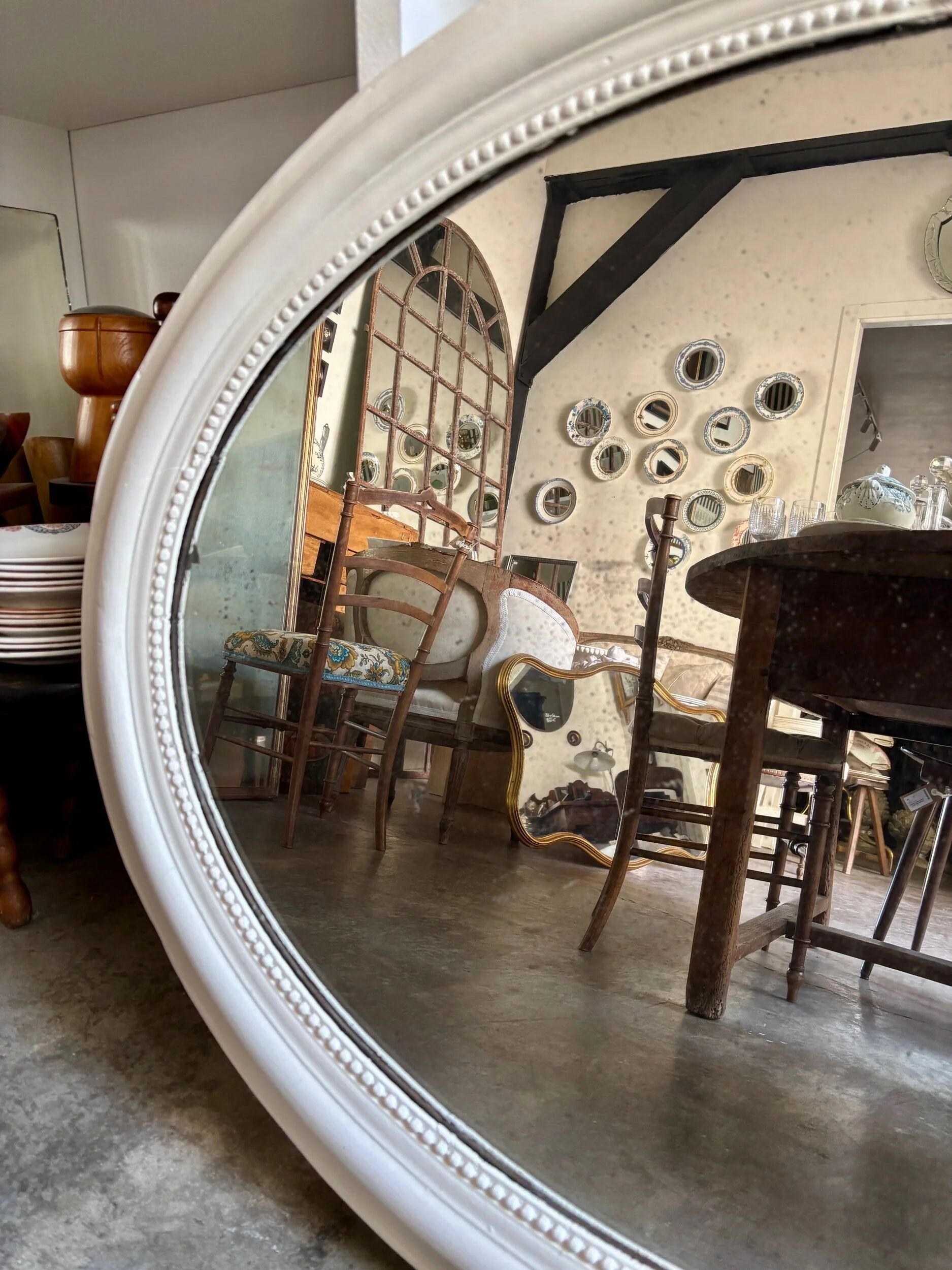 Oval mirror in pearl-coloured stucco 85 x 114 cm