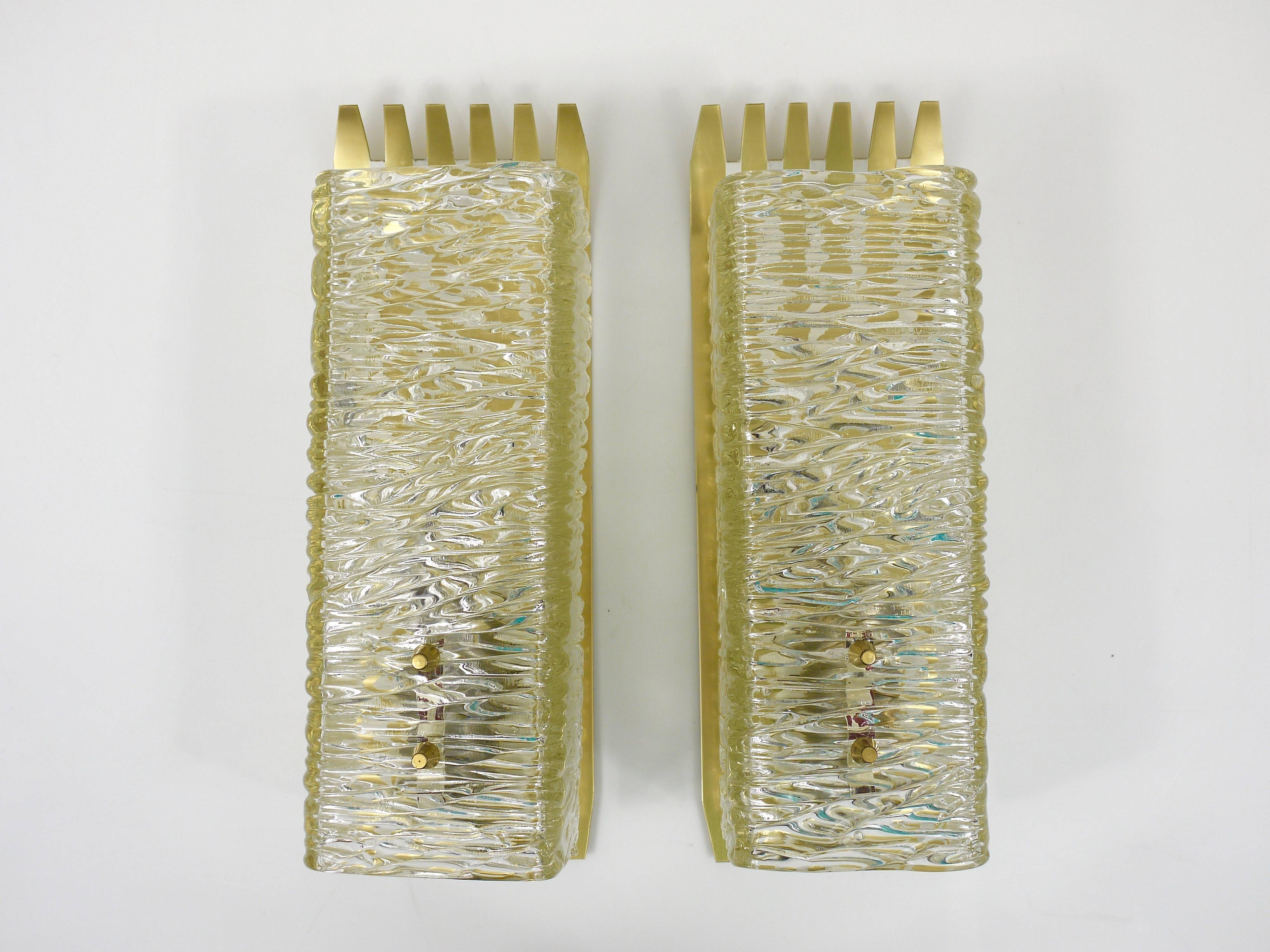 J.T. Kalmar Vienne Paire d'Appliques Murales en Laiton et Verre, Autriche, Années 1950