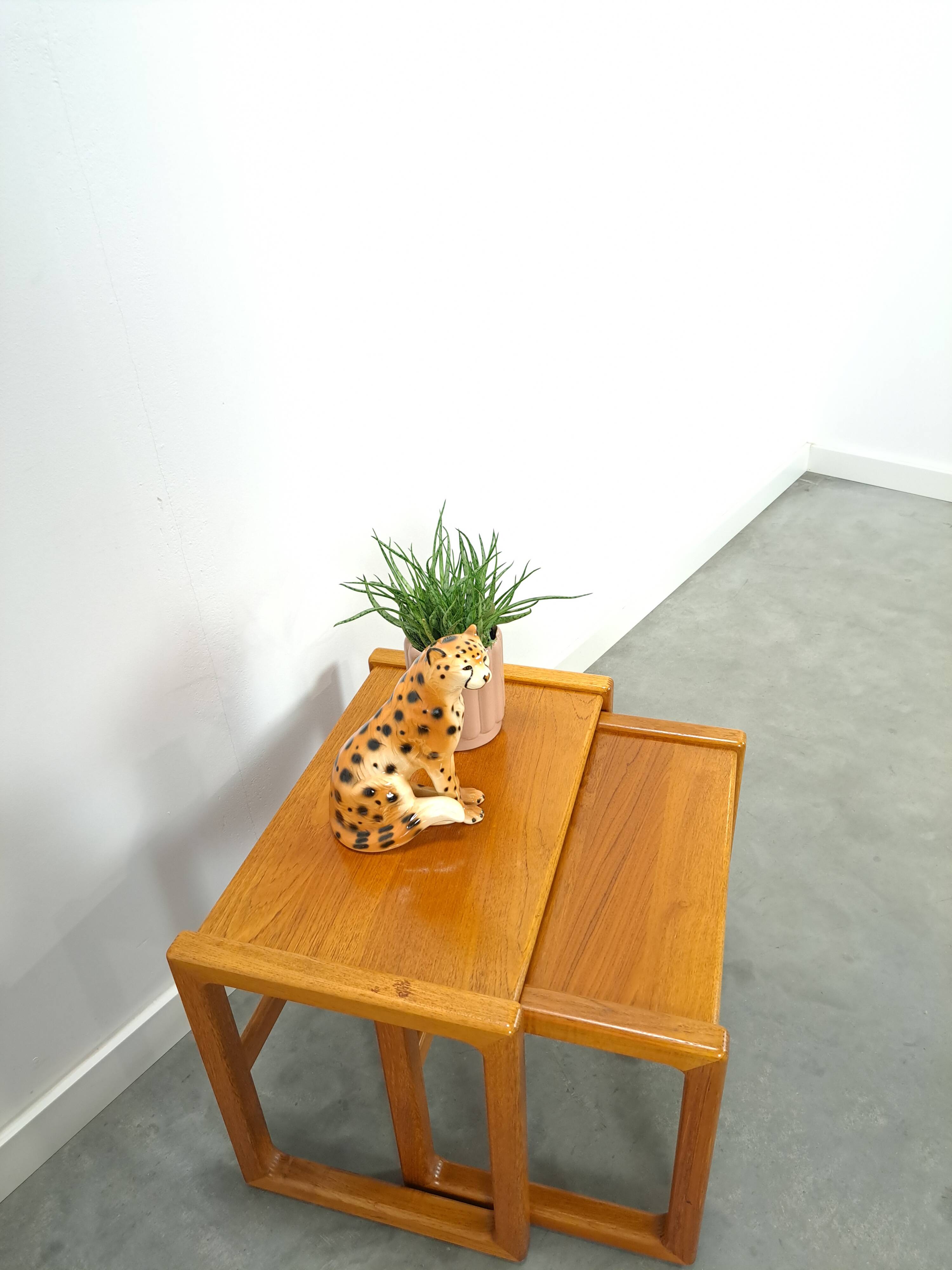 Teak vintage bijzettafel set