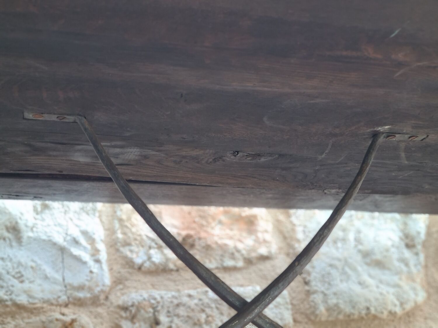 Table espagnole en chêne massif sculpté et fer forgé