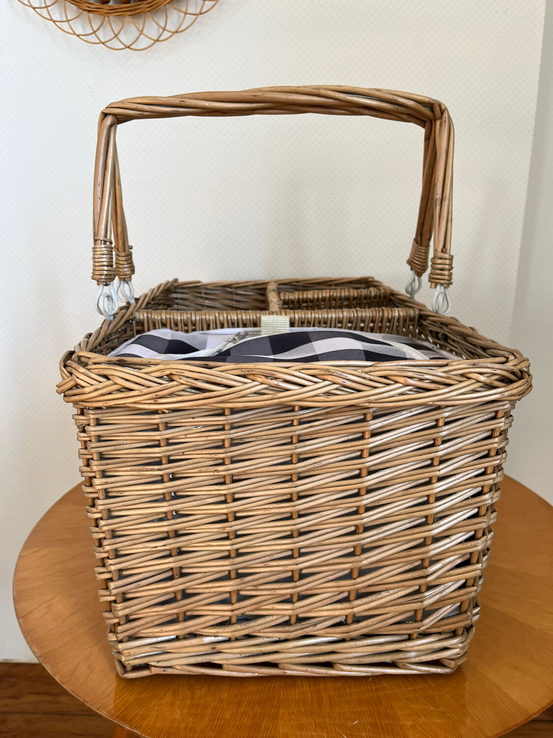 Picnic basket bottle locker