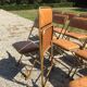 Set de 12 chaises vintage pliantes en skaï assises et dossiers matelassés à piètement tubulaire doré