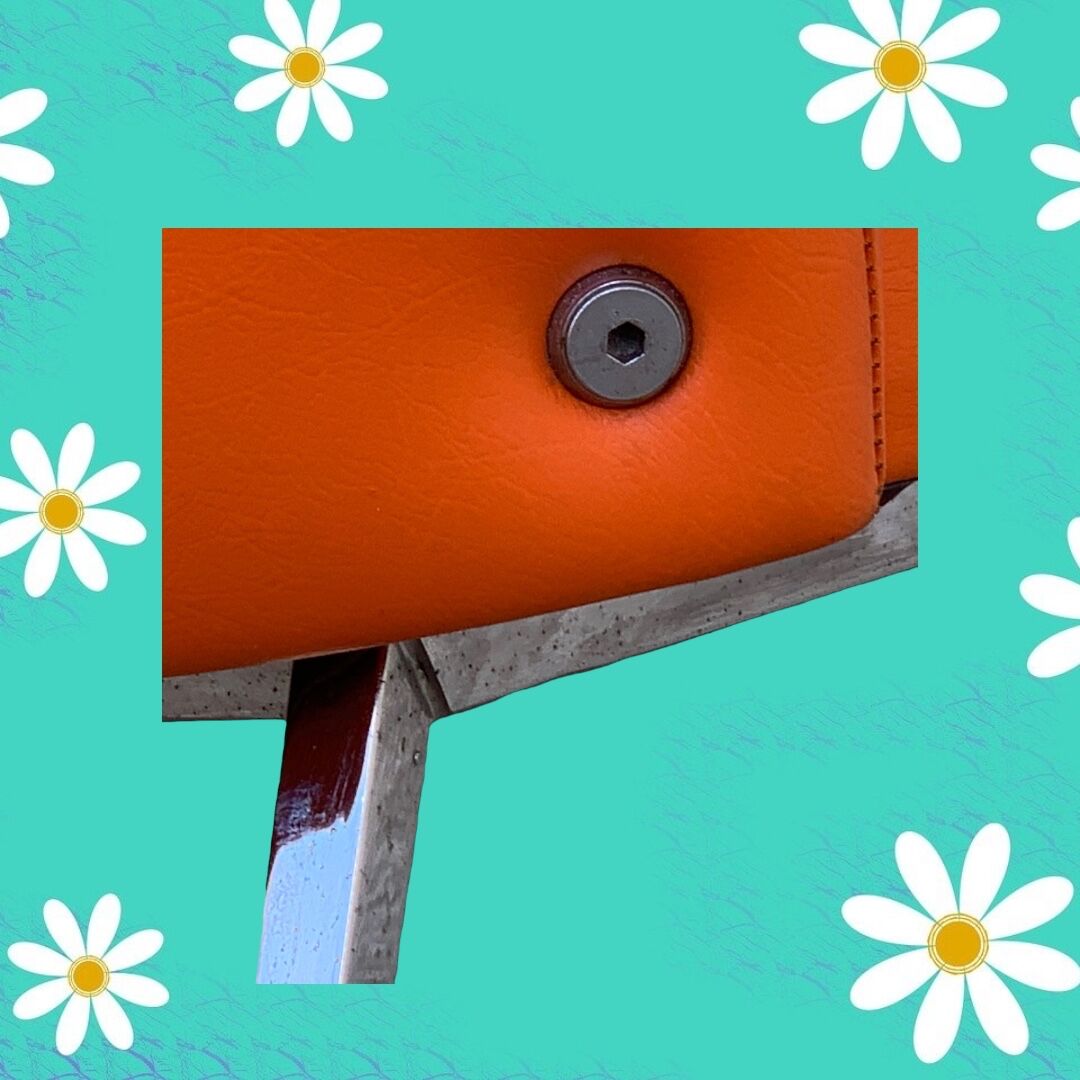 Chauffeuse vintage orange skaï et chrome 1970