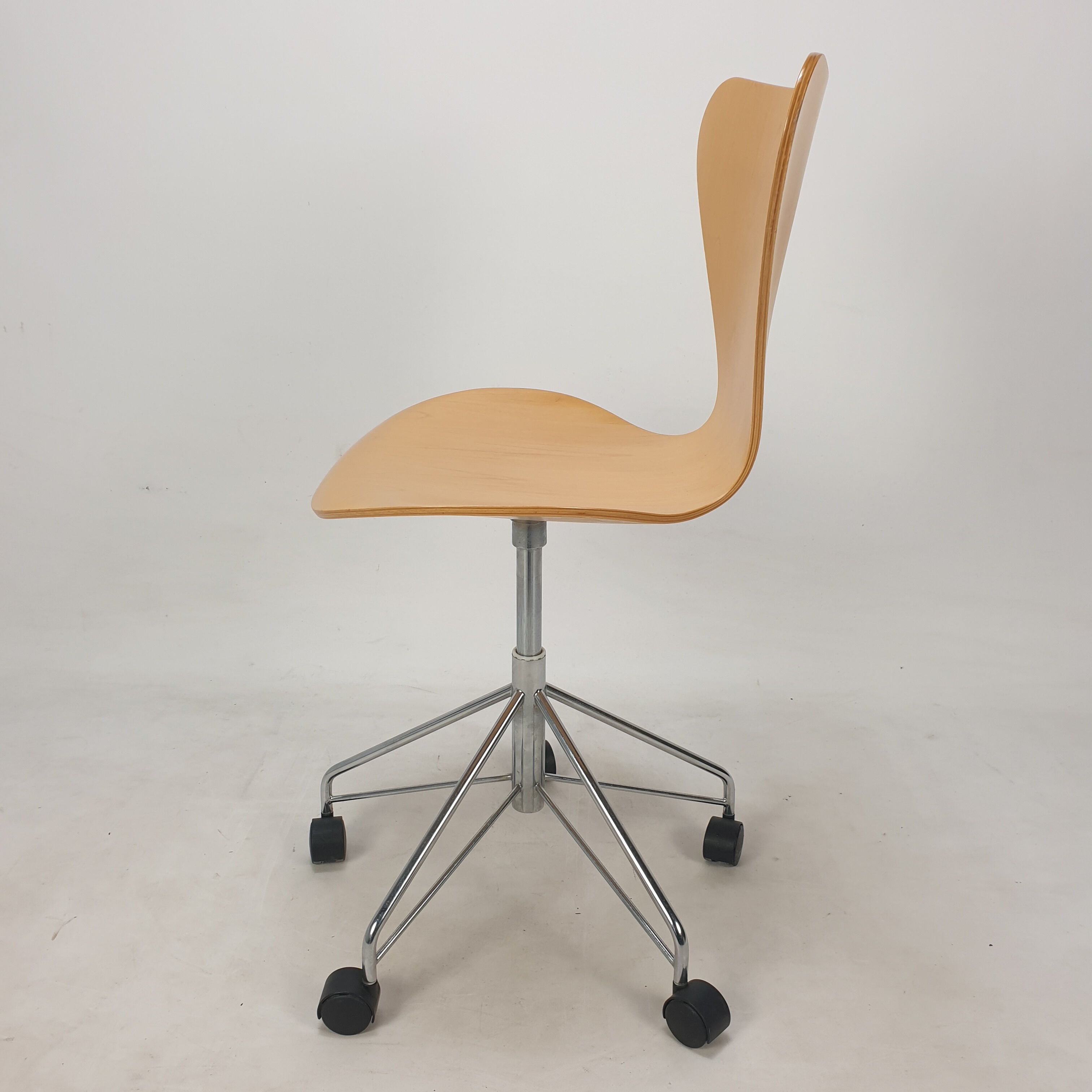 Model 3117 office swivel chair by Arne Jacobsen for Fritz Hansen, 1994