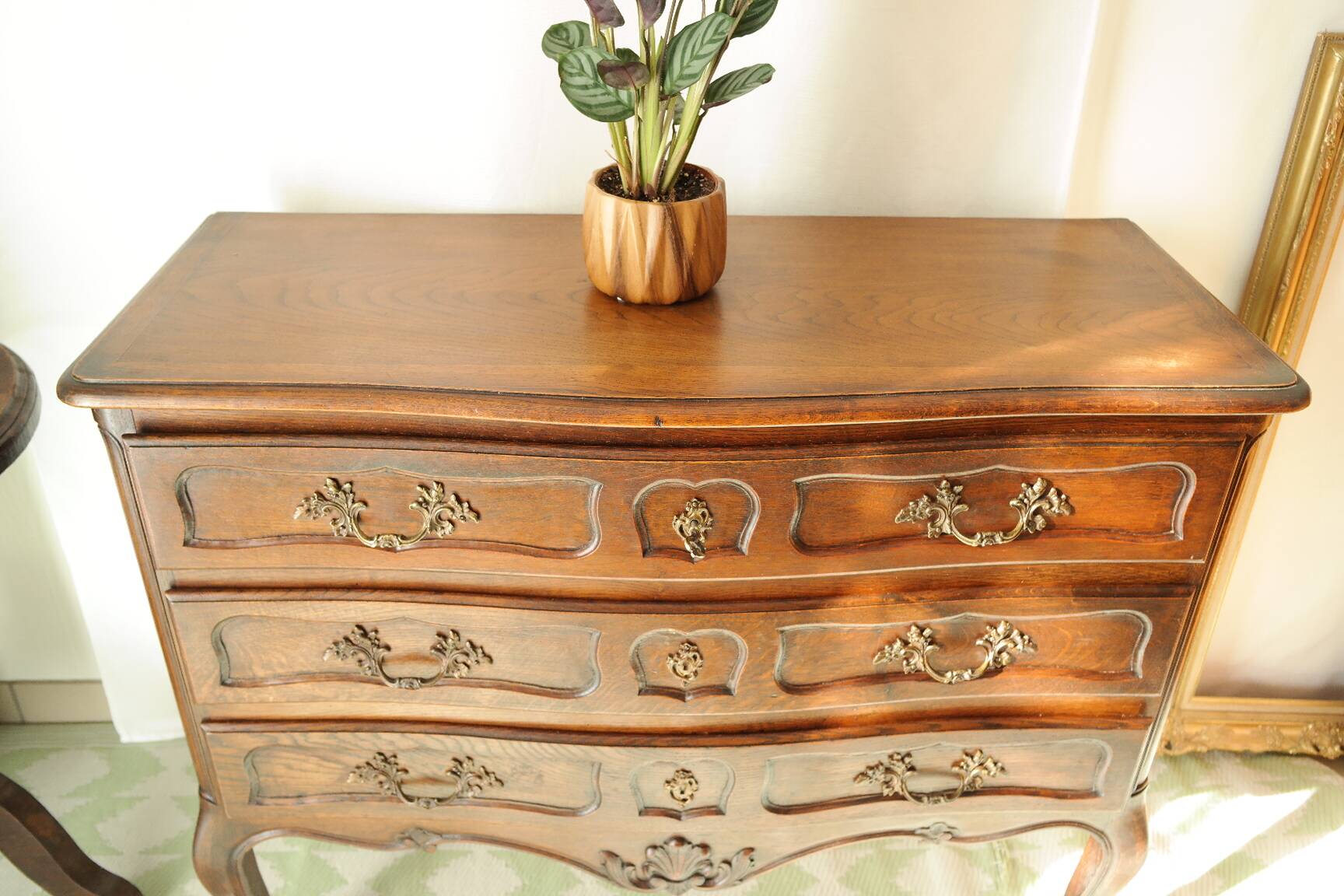 Louis XV style commode in solid oak, 20th century.