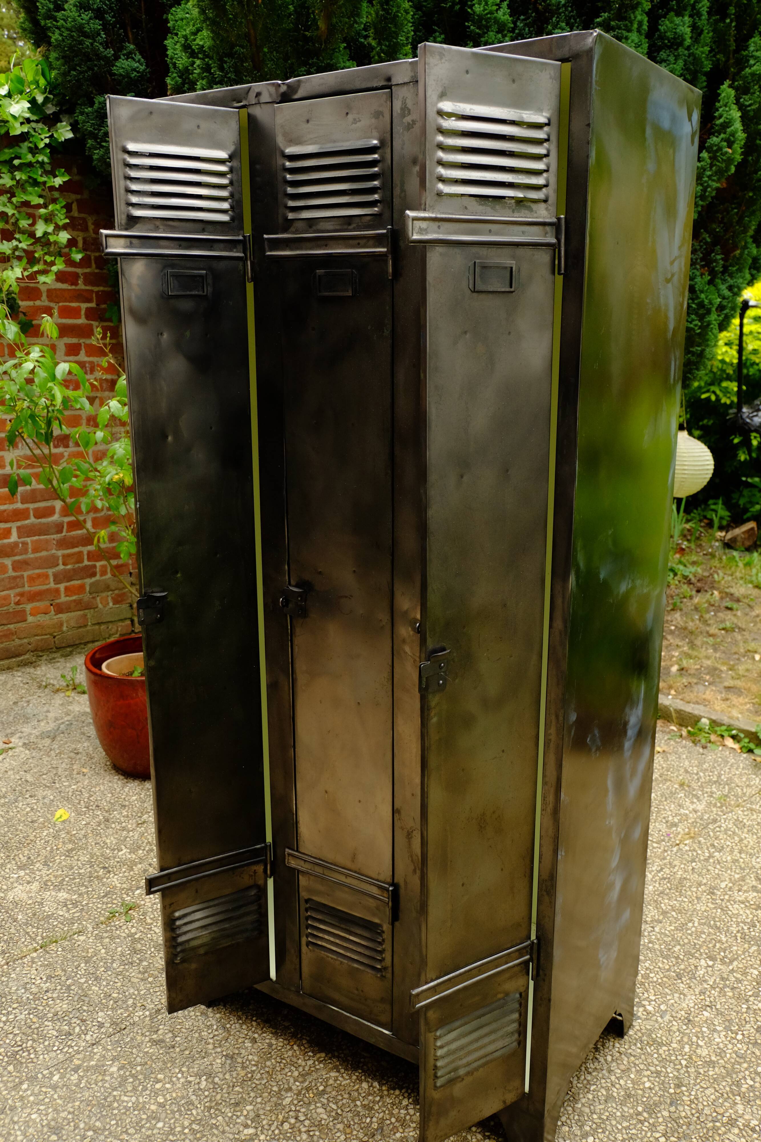 Industrial metal cloakroom