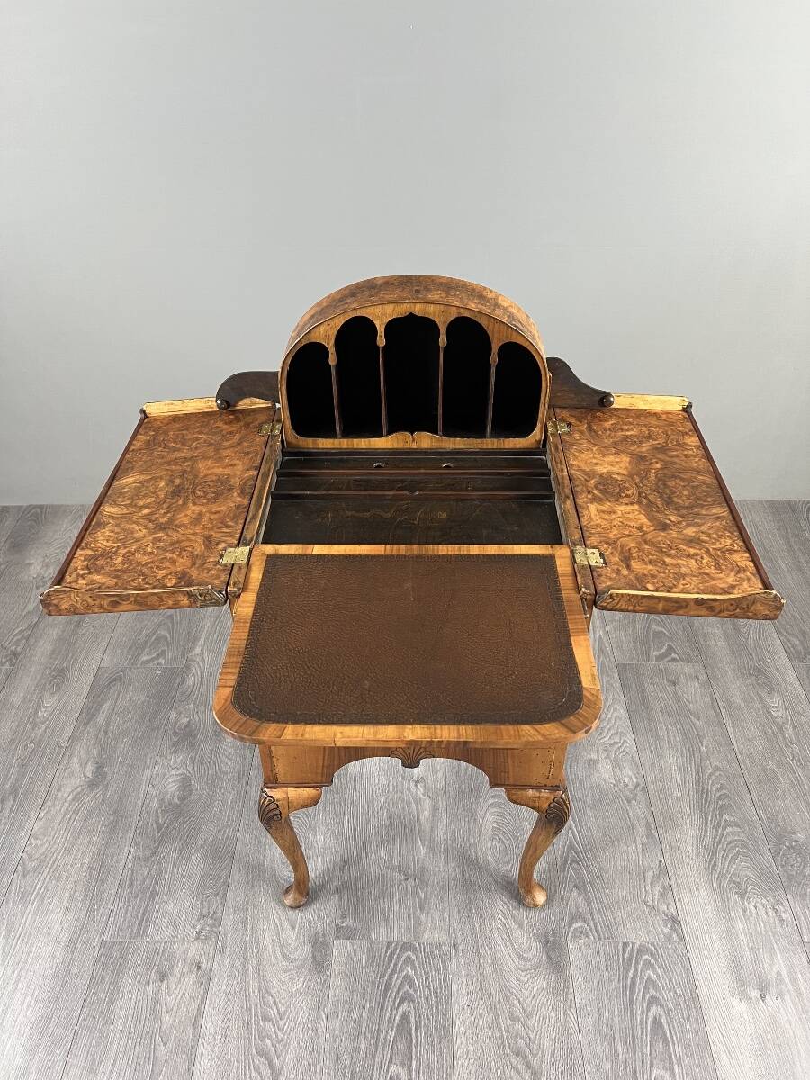 Bureau de style Queen Anne en placage de loupe de noyer, XXe siècle