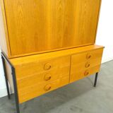 Armoire en placage Hellerau avec pieds et tiroirs en acier
