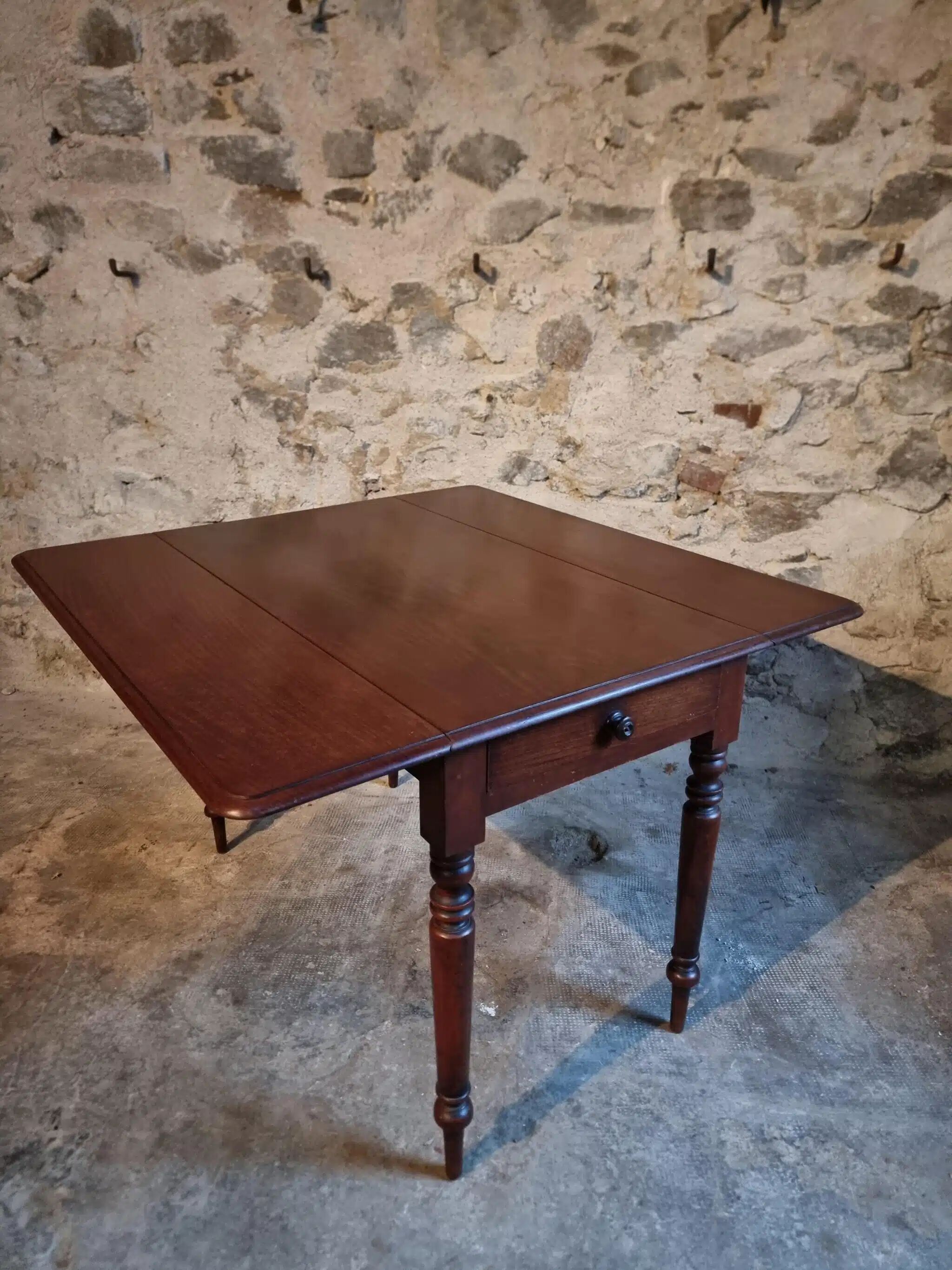 Antique English drop-leaf table in mahogany, late 19th century.