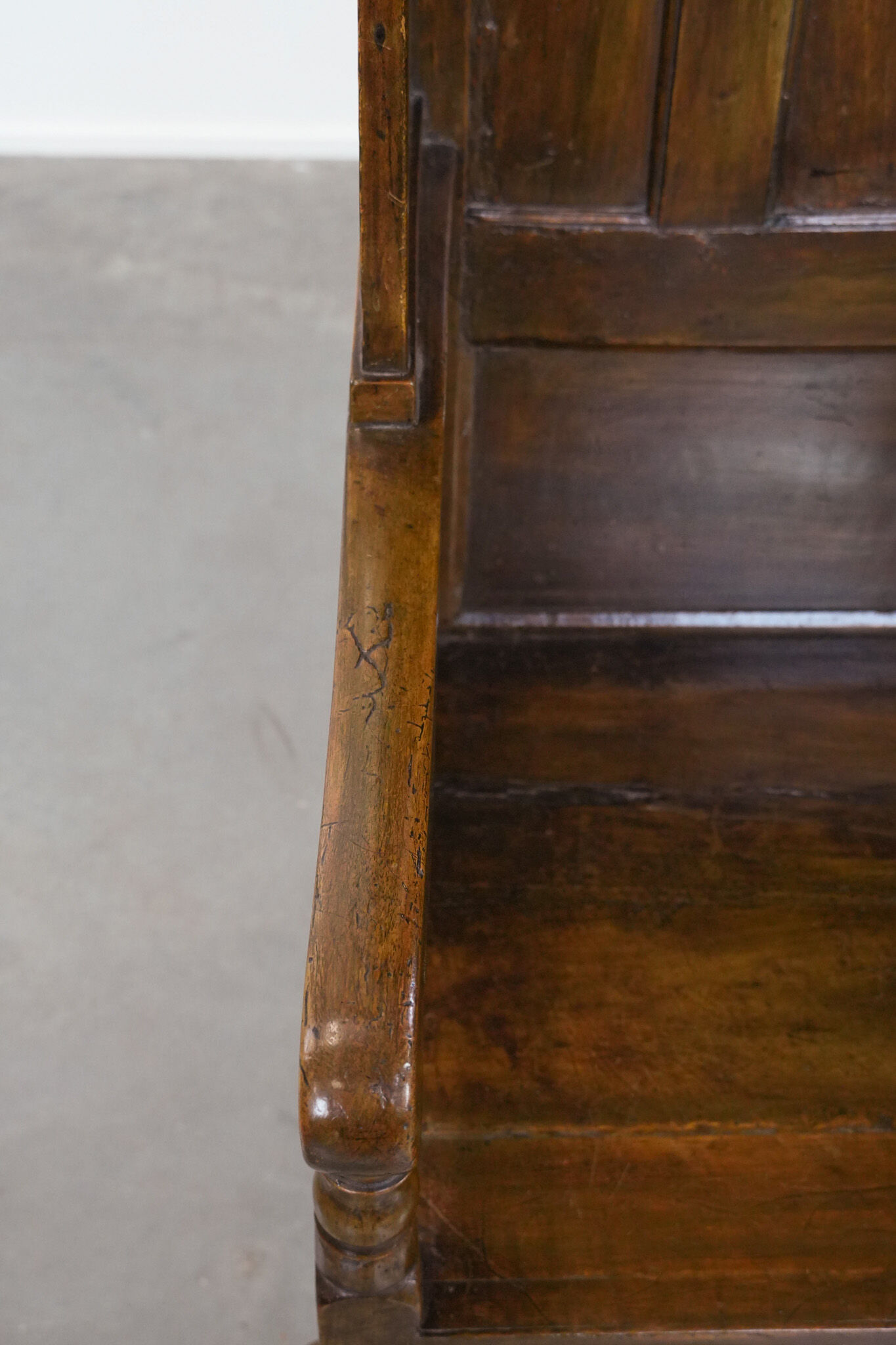 Chaise d'agnelage anglaise ancienne à capuchon du XVIIIe siècle, de forme particulière.