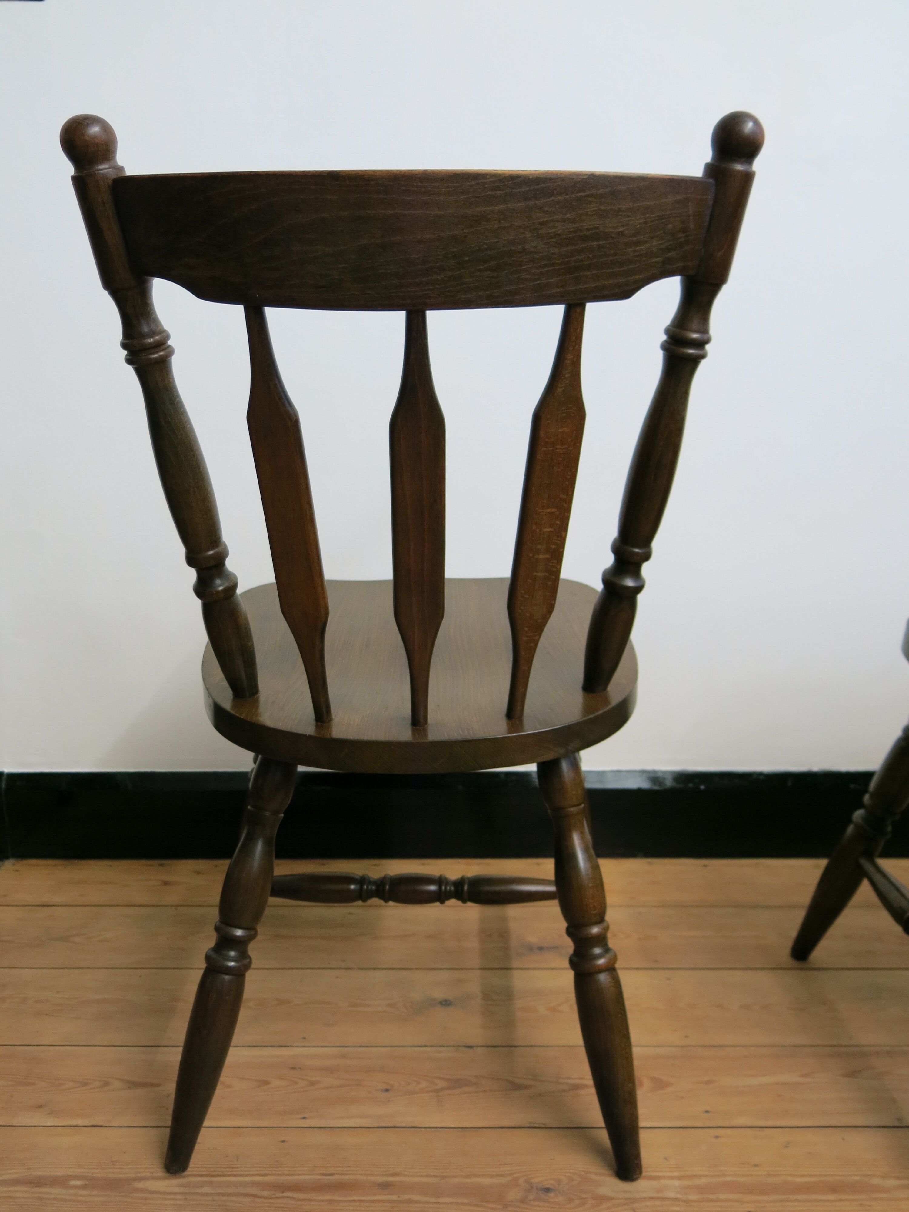 Ensemble de quatre chaises bistrot à barreaux