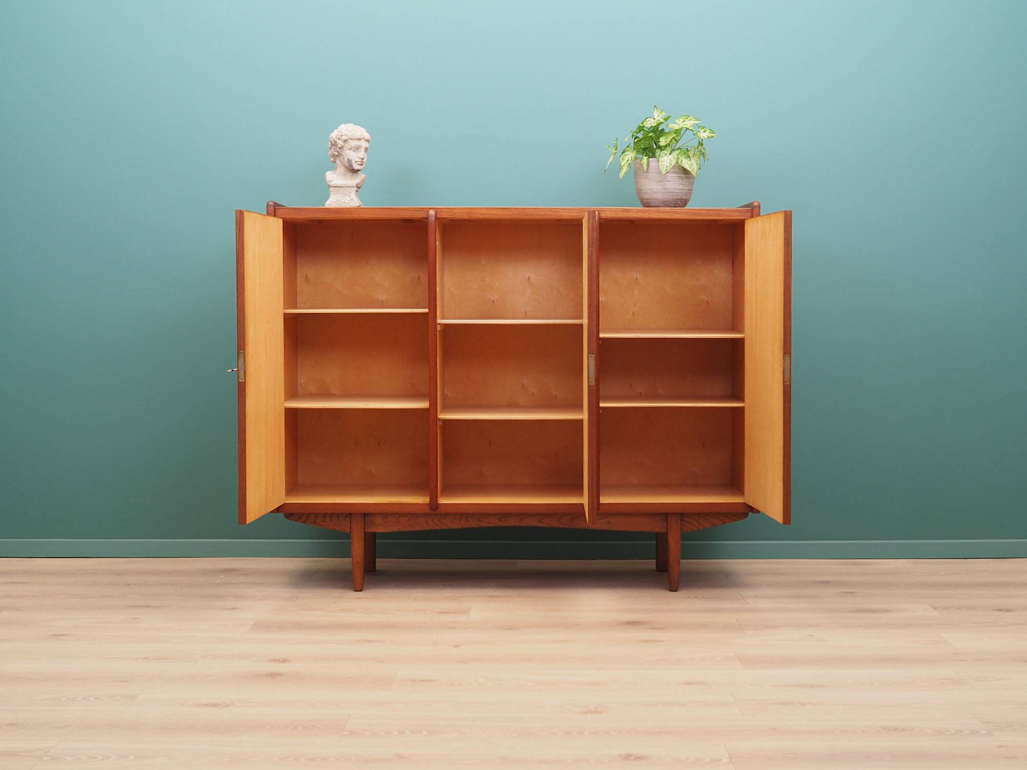 Buffet haut en teck, design danois, années 1960, production : Danemark