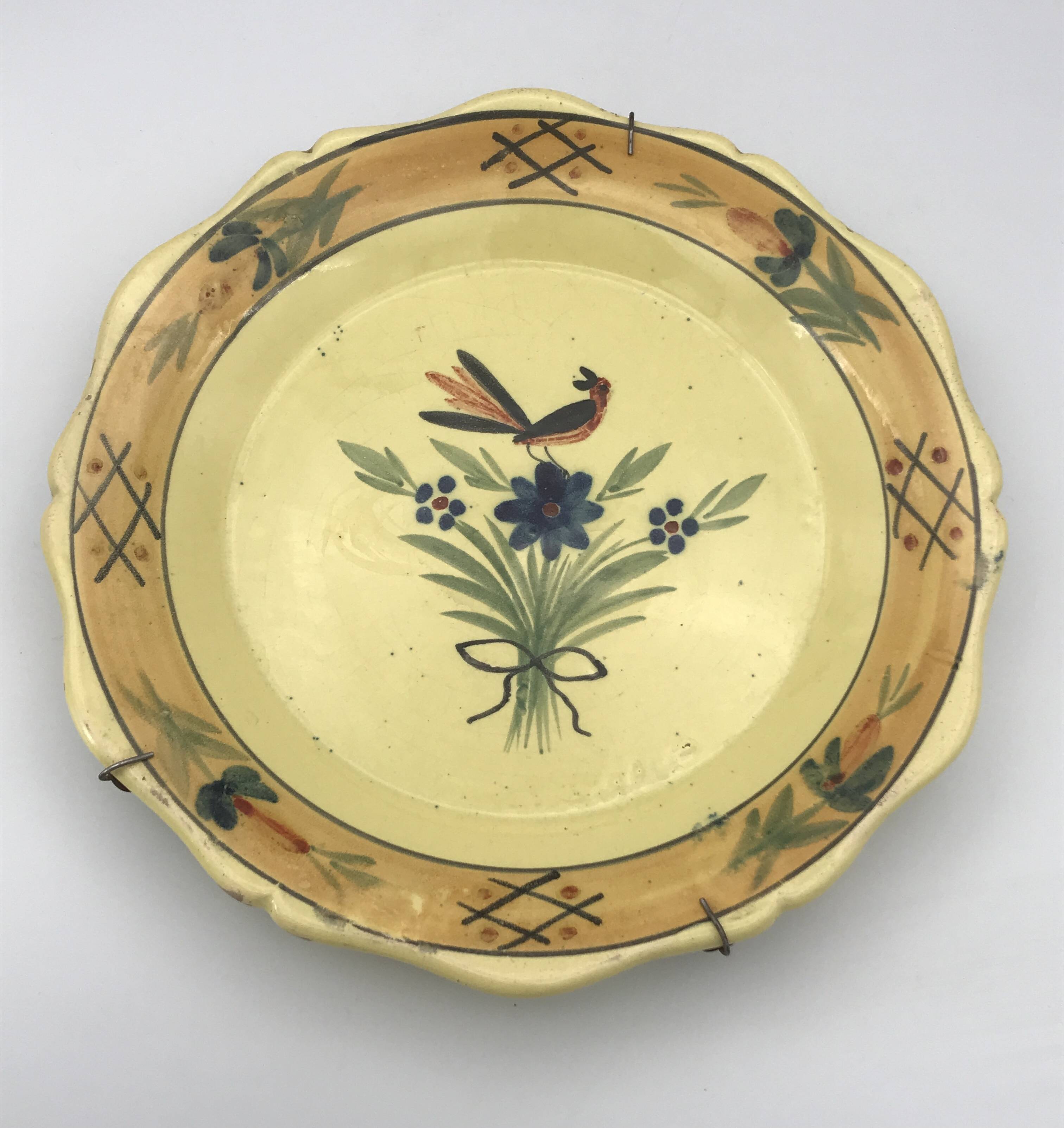 Assiette murale en faïence de quimper primavera, décor de fleurs et oiseau