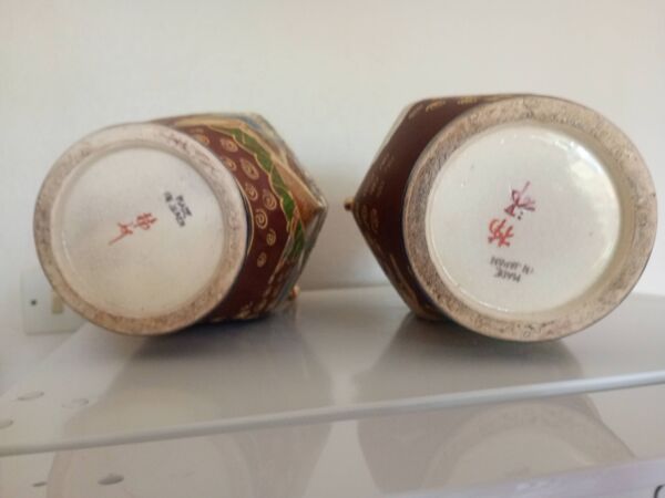 Paire de vases balustre en porcelaine émaillée dorée et peinte, Satsuma Japon