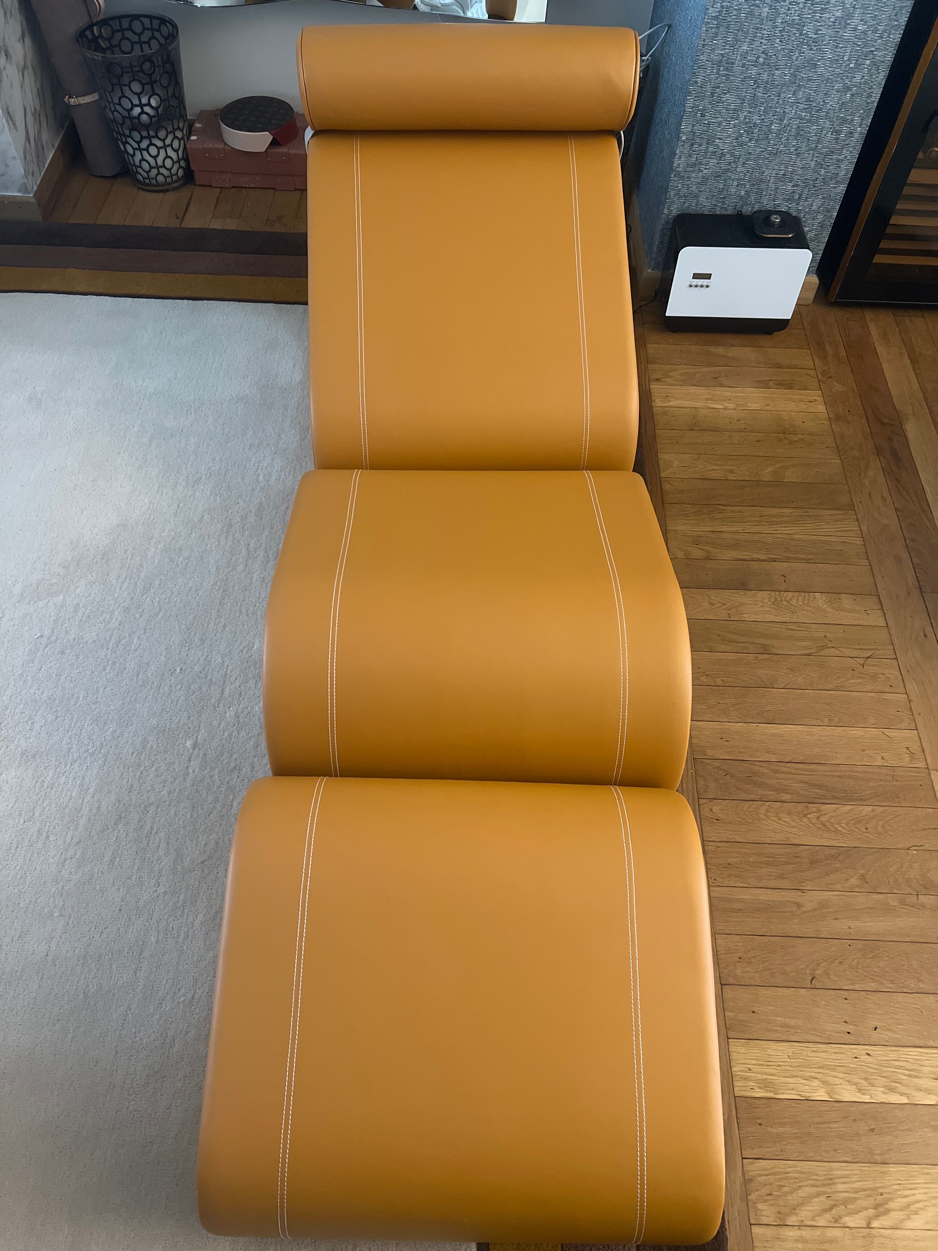 Luxury saddle leather lounge chair