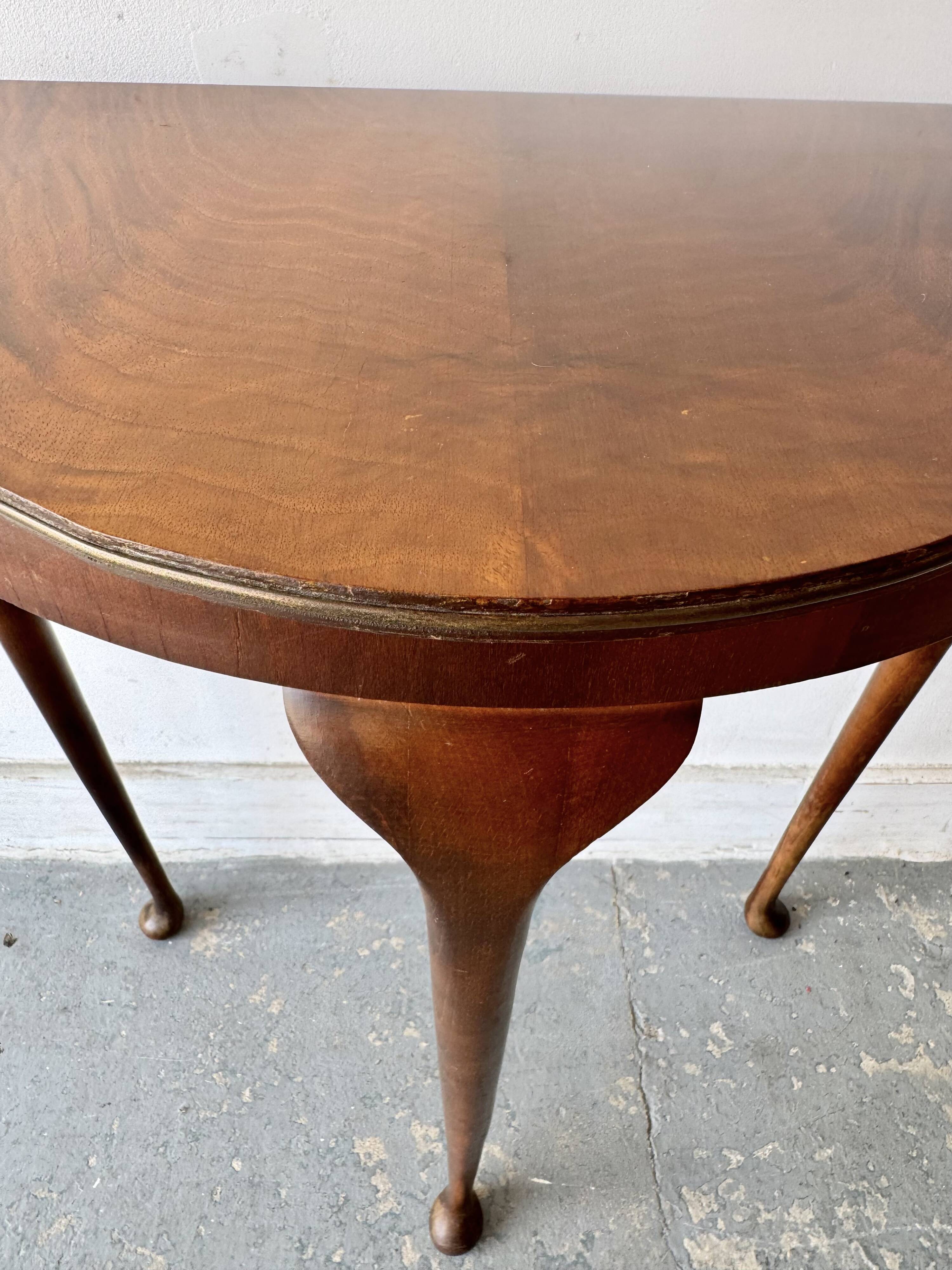 Table d'appoint demi-lune vintage avec garniture en laiton