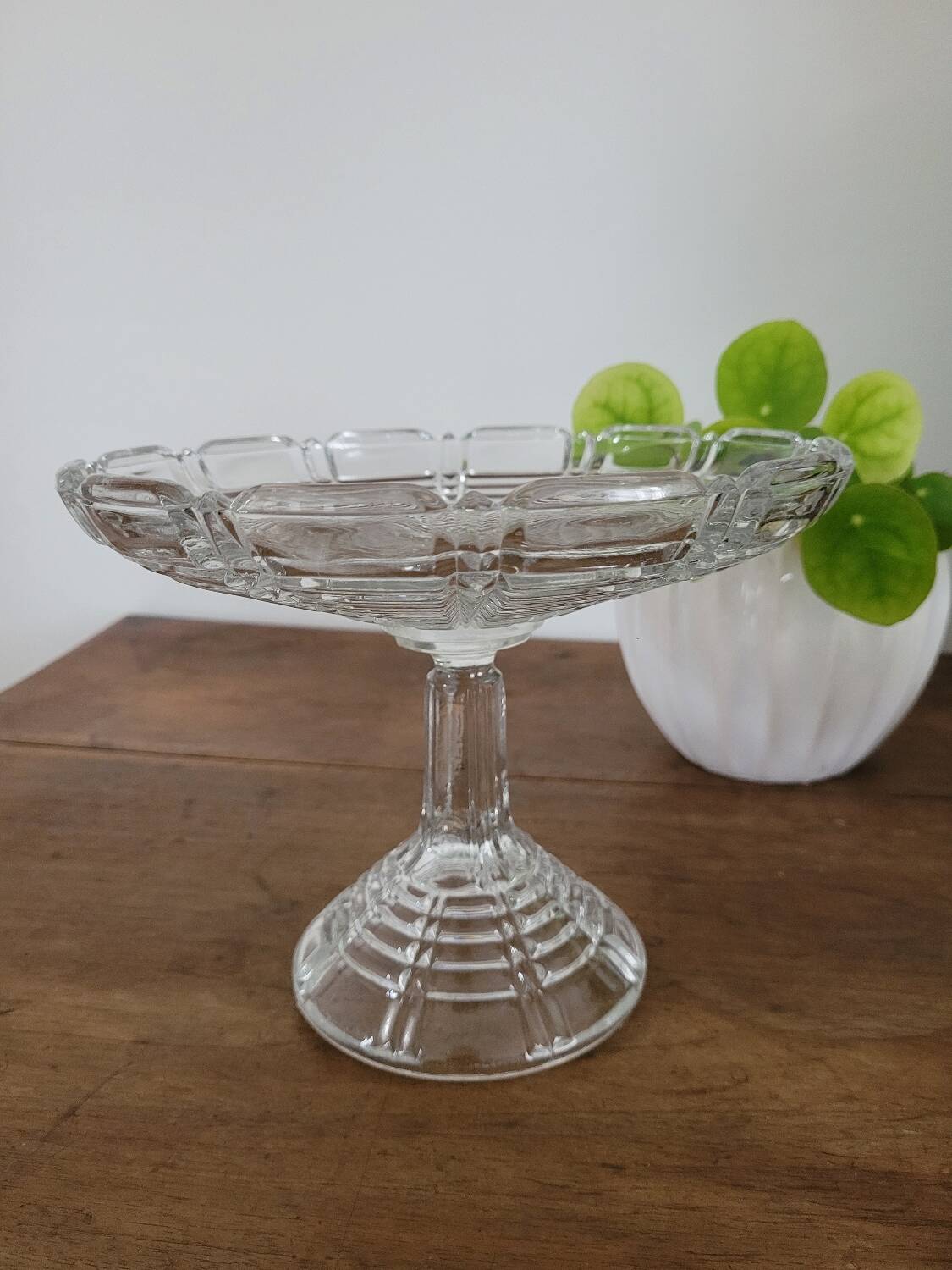 Stemmed glass bowl