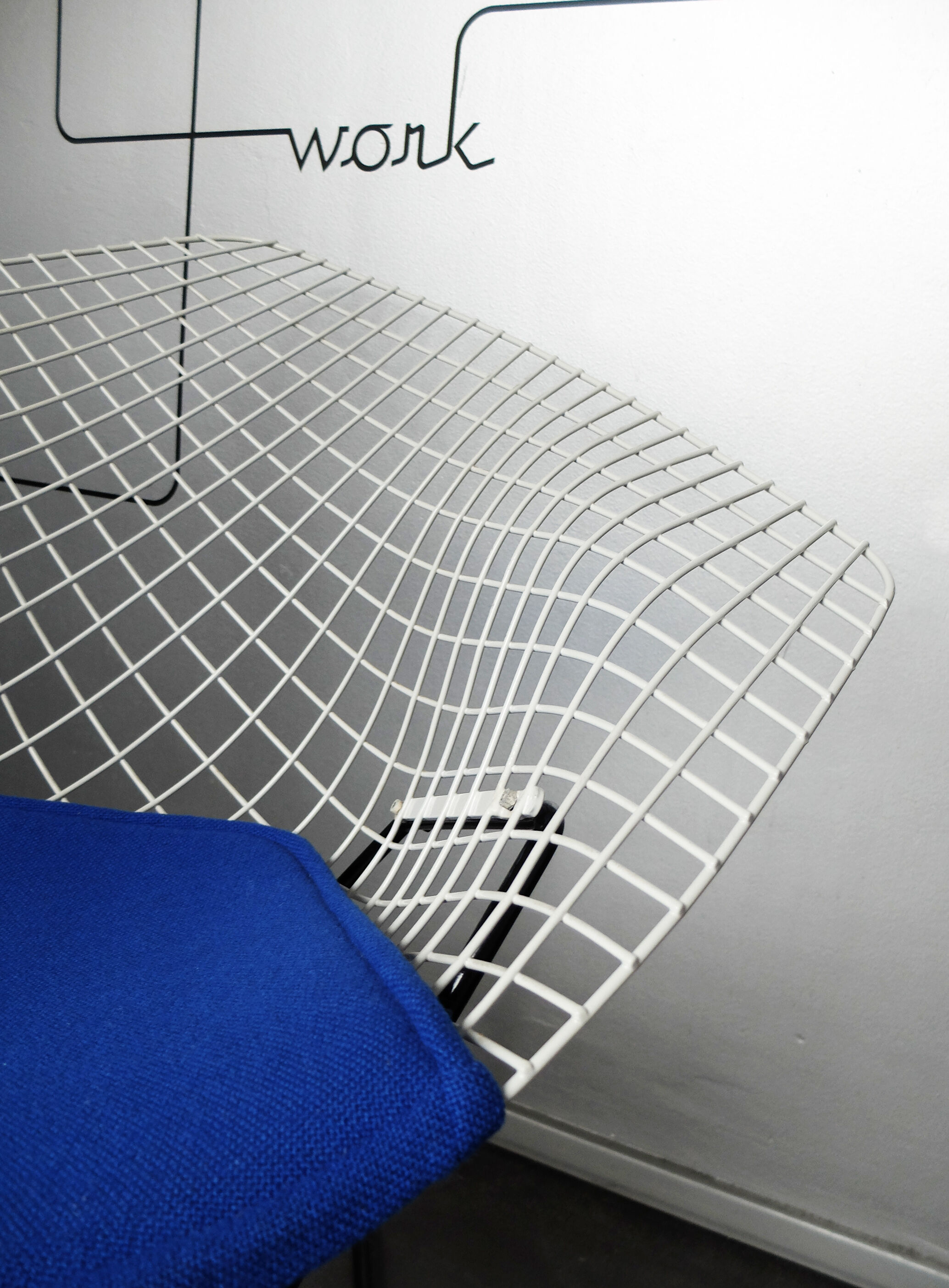 Fauteuil Diamond chair Knoll 421 par Harry Bertoia