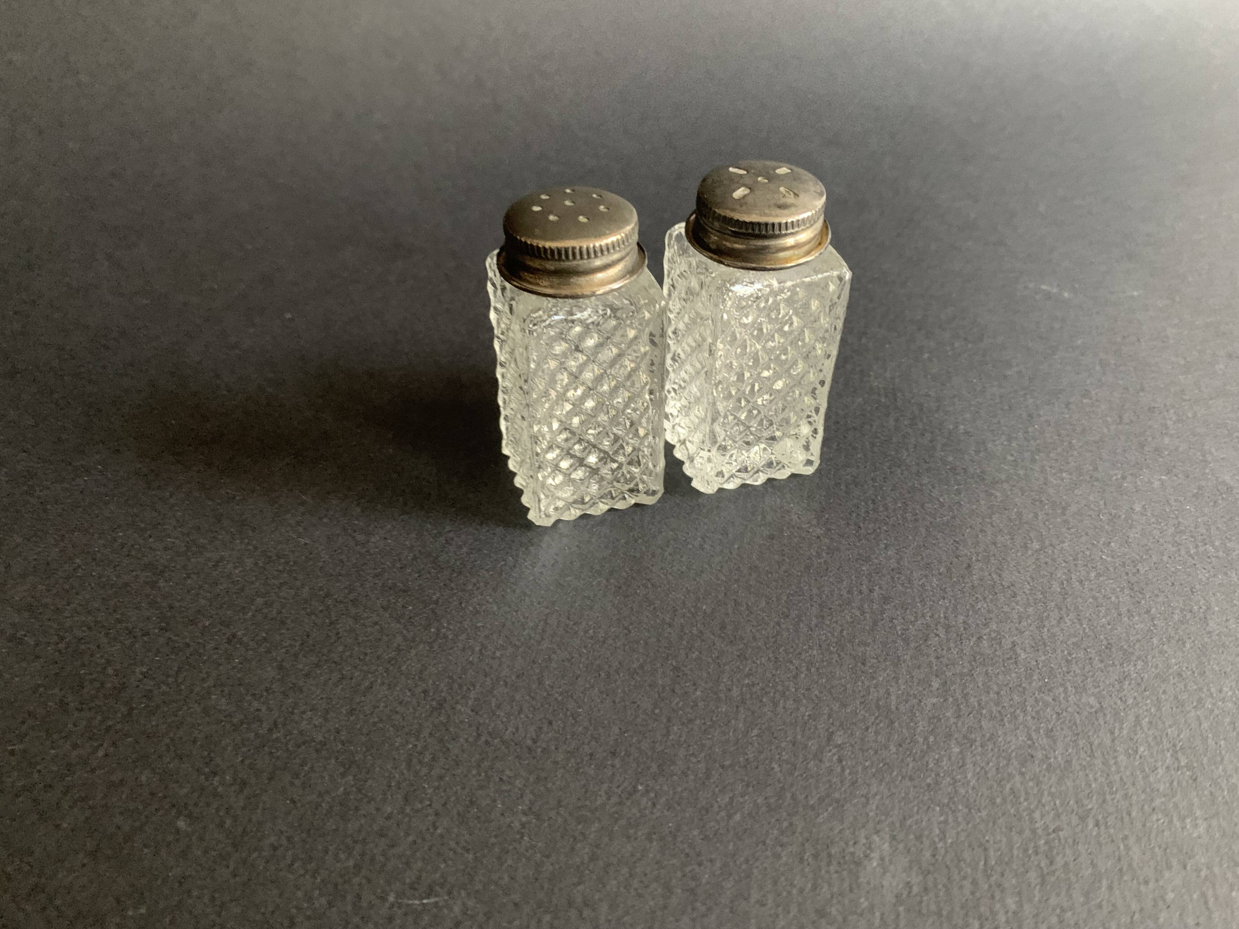 Salière et poivrières en verre pointe de diamant des années 60