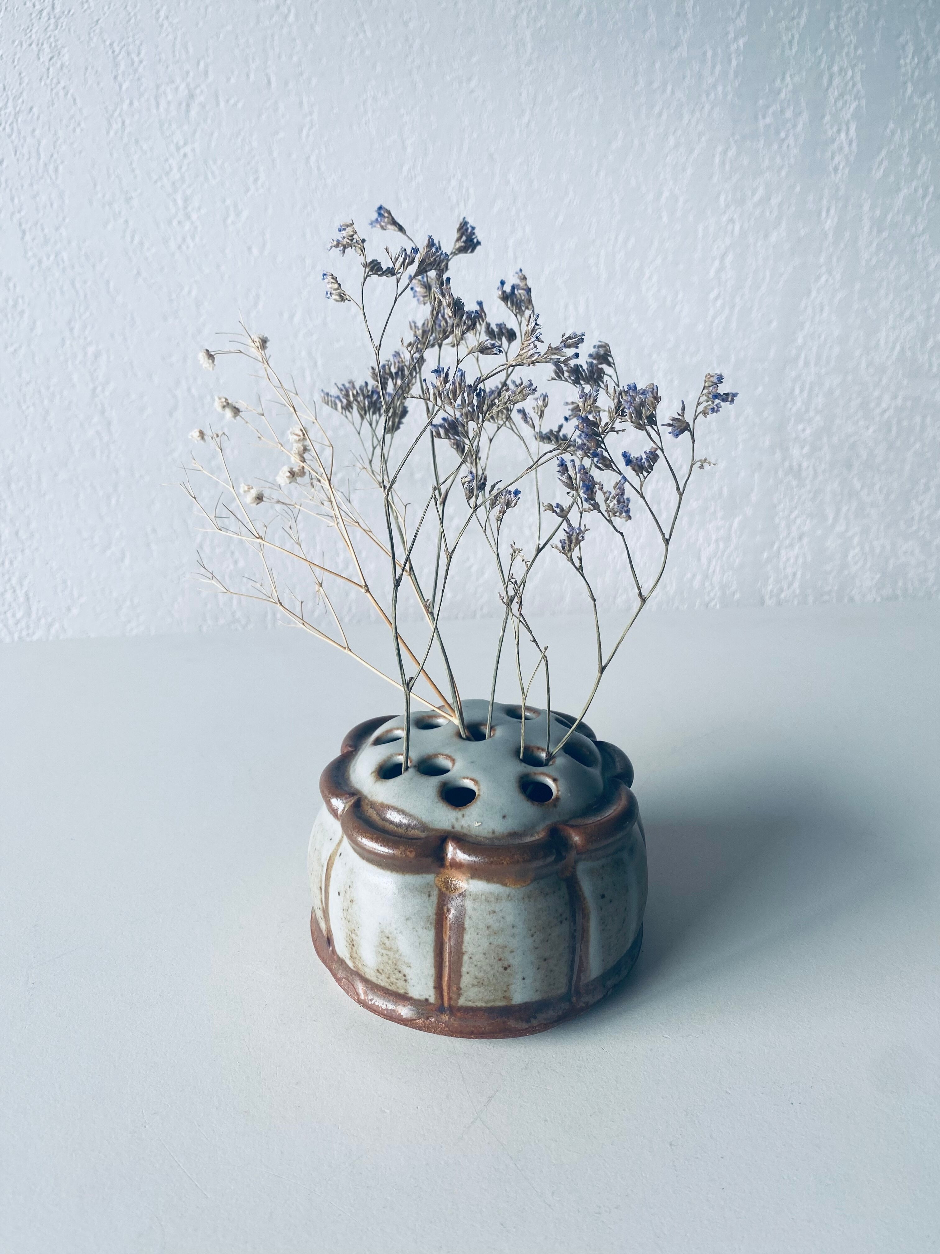 Vase pique flowers in sandstone