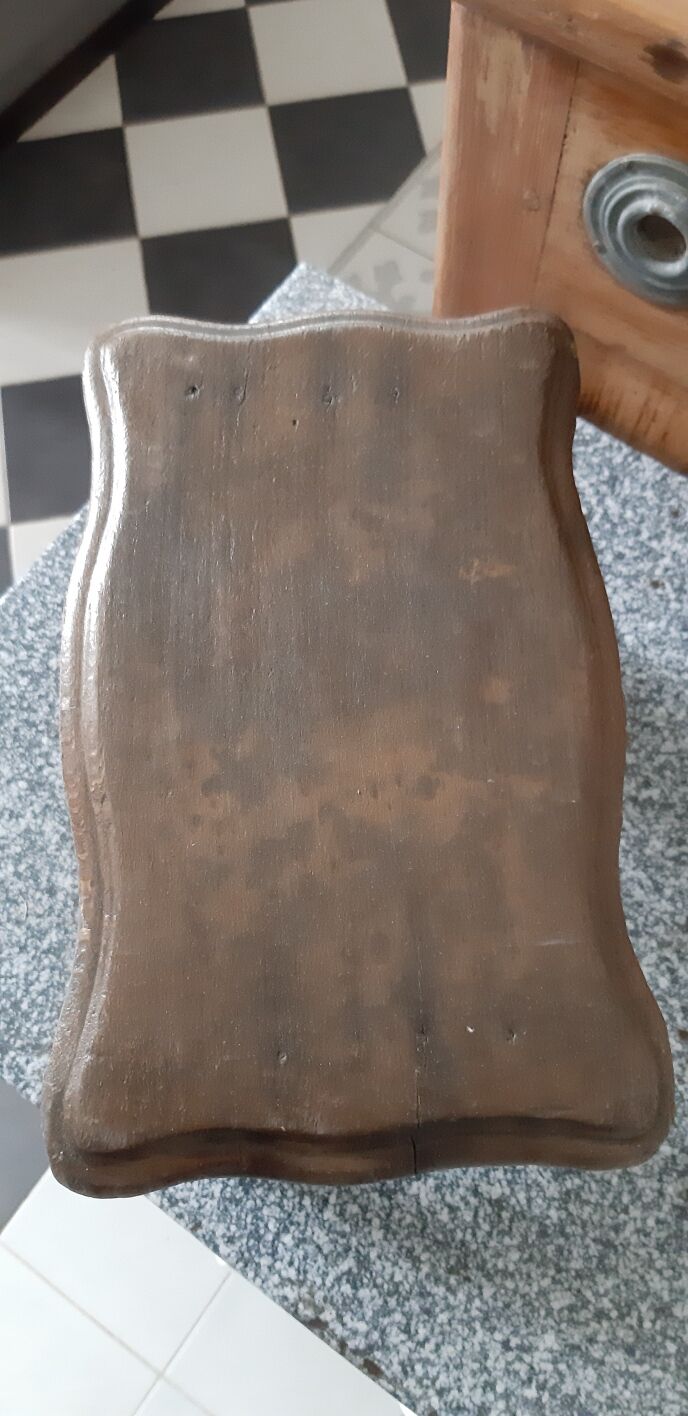 small bench rests feet