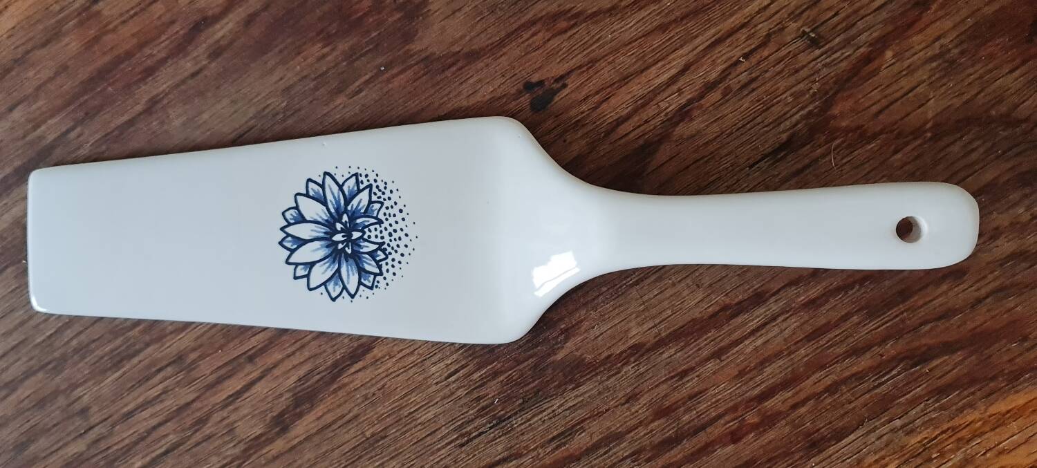 Serving dish with its shovel