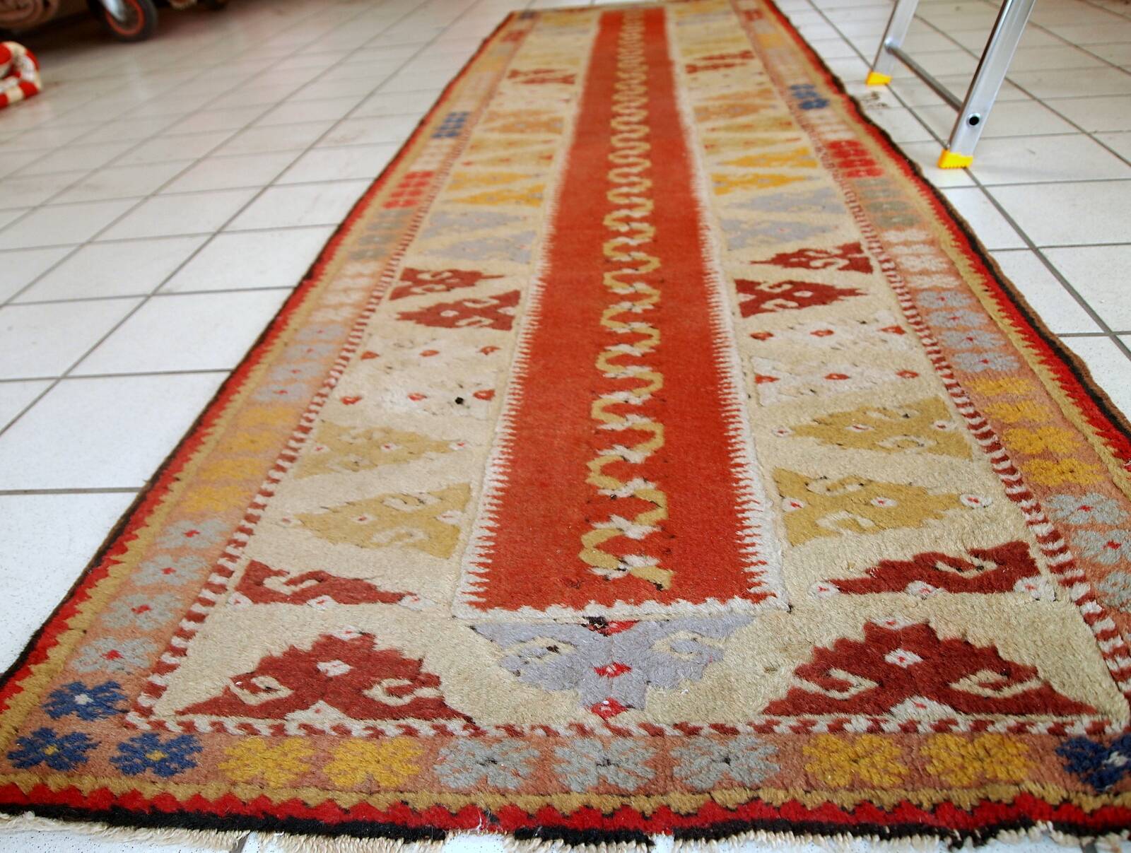 Tapis Couloir Vintage Turc Melas, Années 1950, Élégance et Authenticité