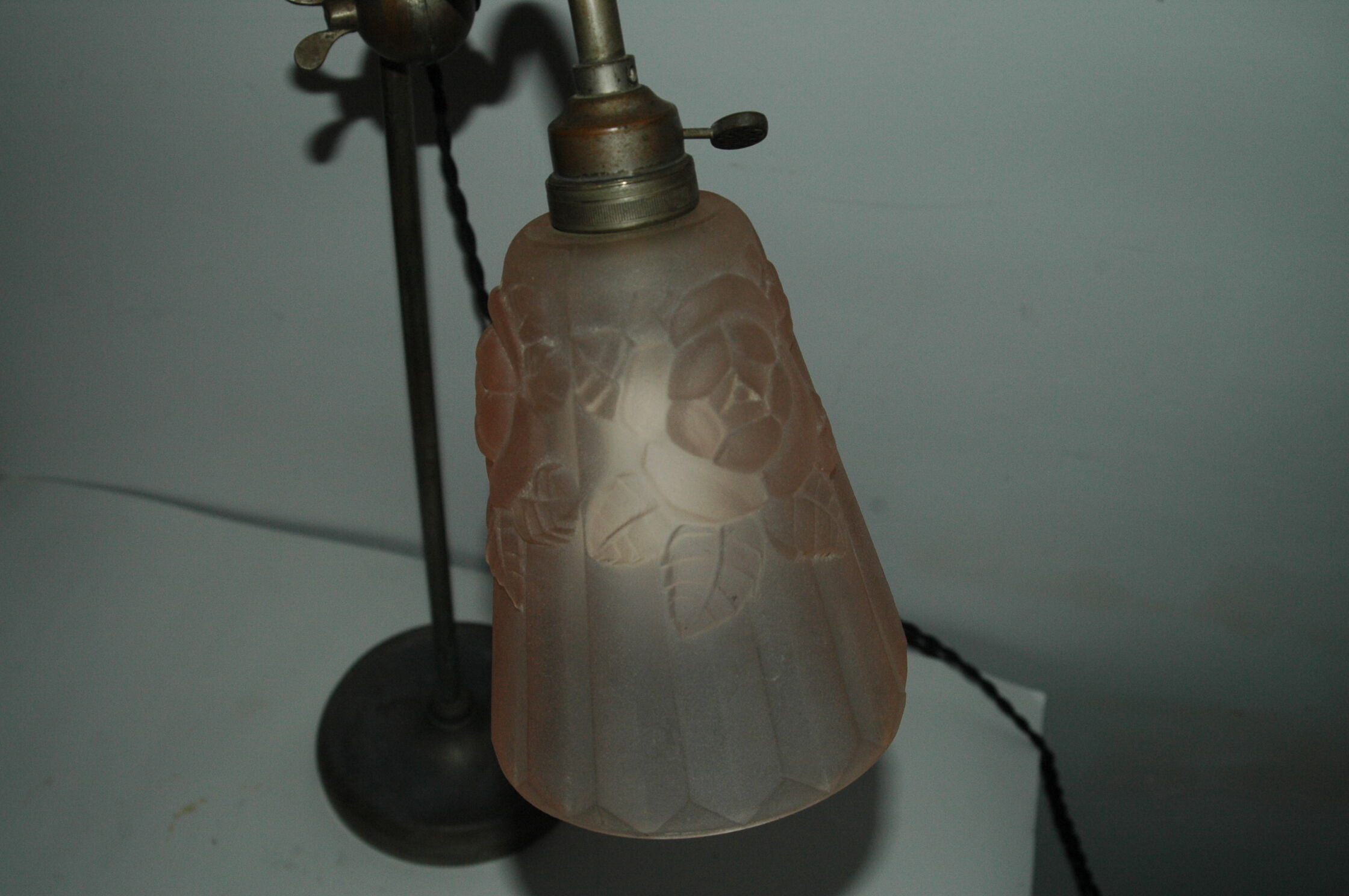 Art-deco lamp articulated brass glass paste