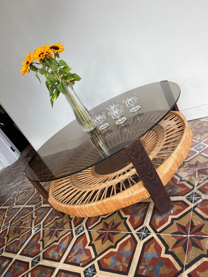Table basse en verre fumé et rotin