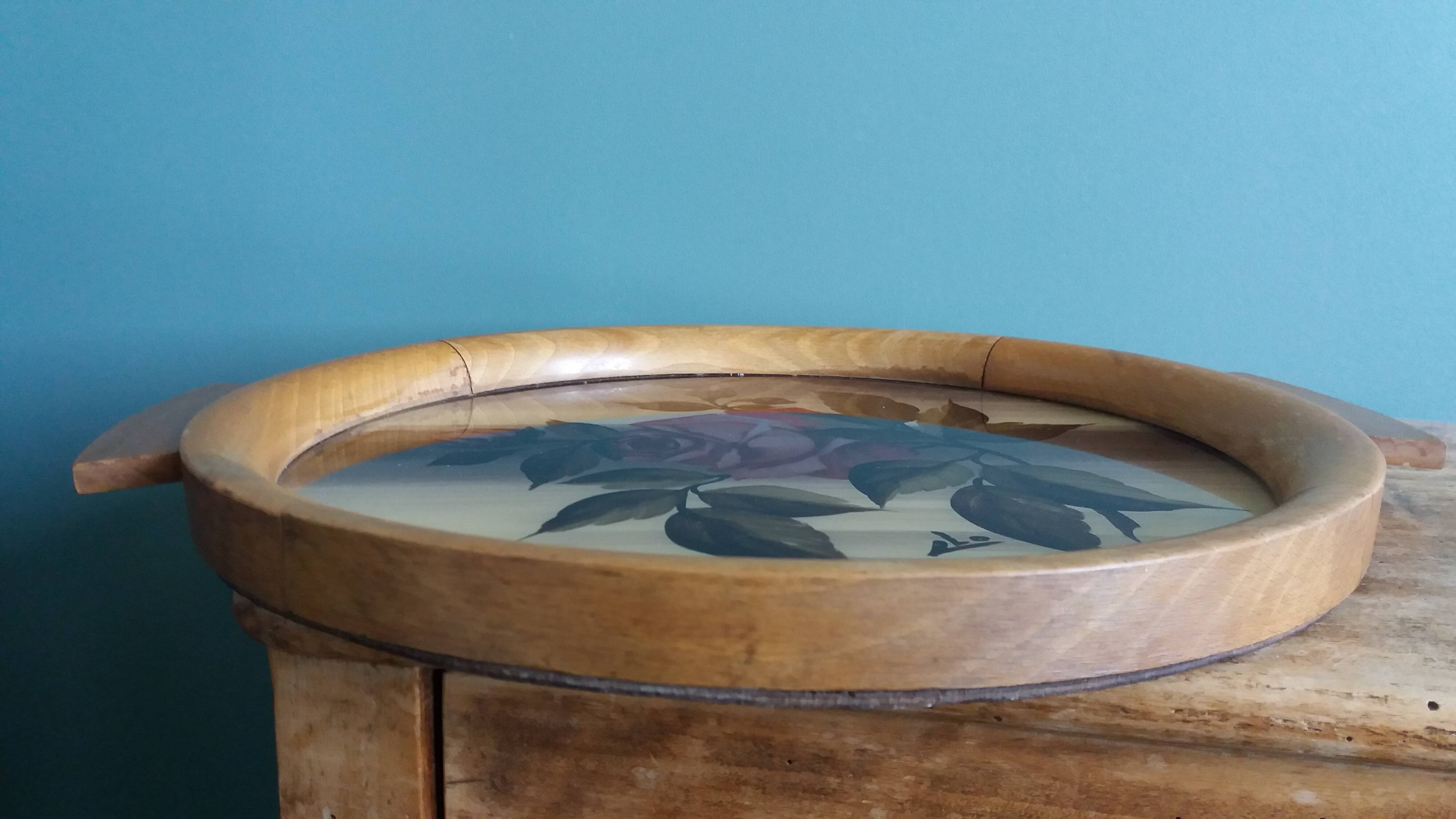 Round Art Deco plate, painted decoration signed, roses