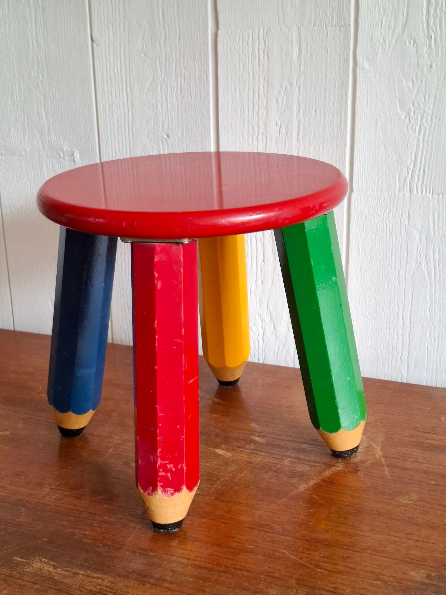 Tabouret crayon Memphis