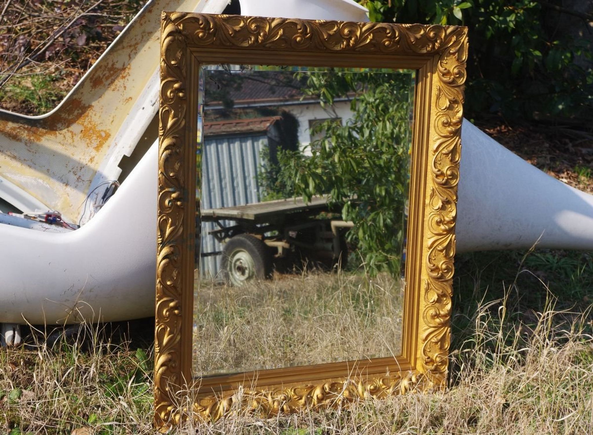 Wooden mirror decorated with gold from the 1920s