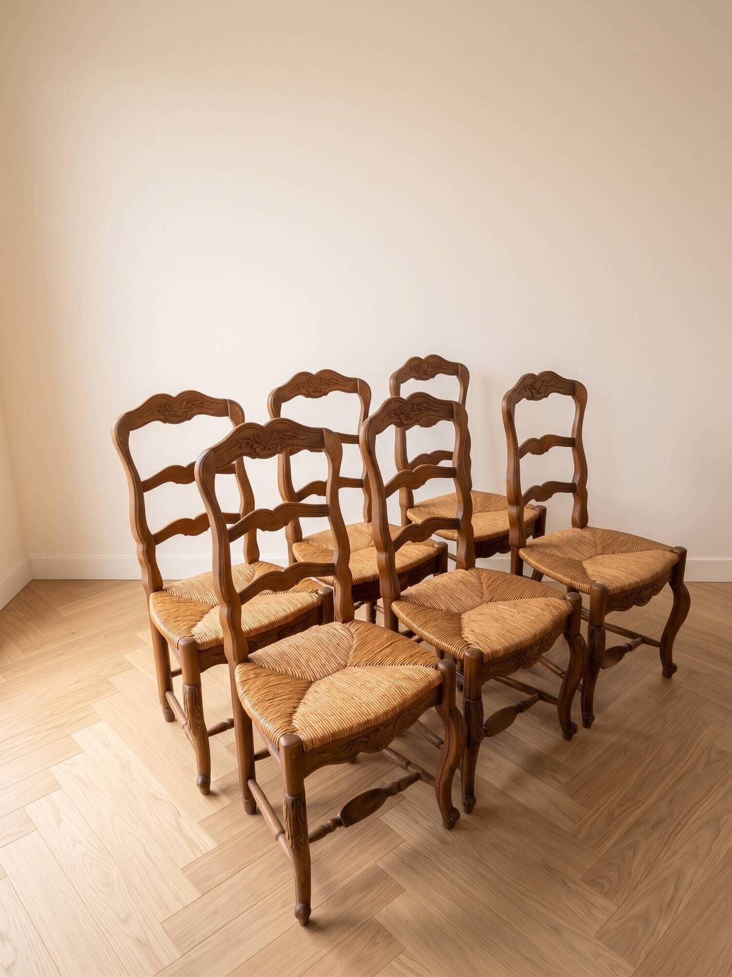 Set of 6 traditional chairs made of solid wood and straw.