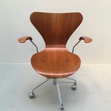 Arne Jacobsen Series 7 model 3217