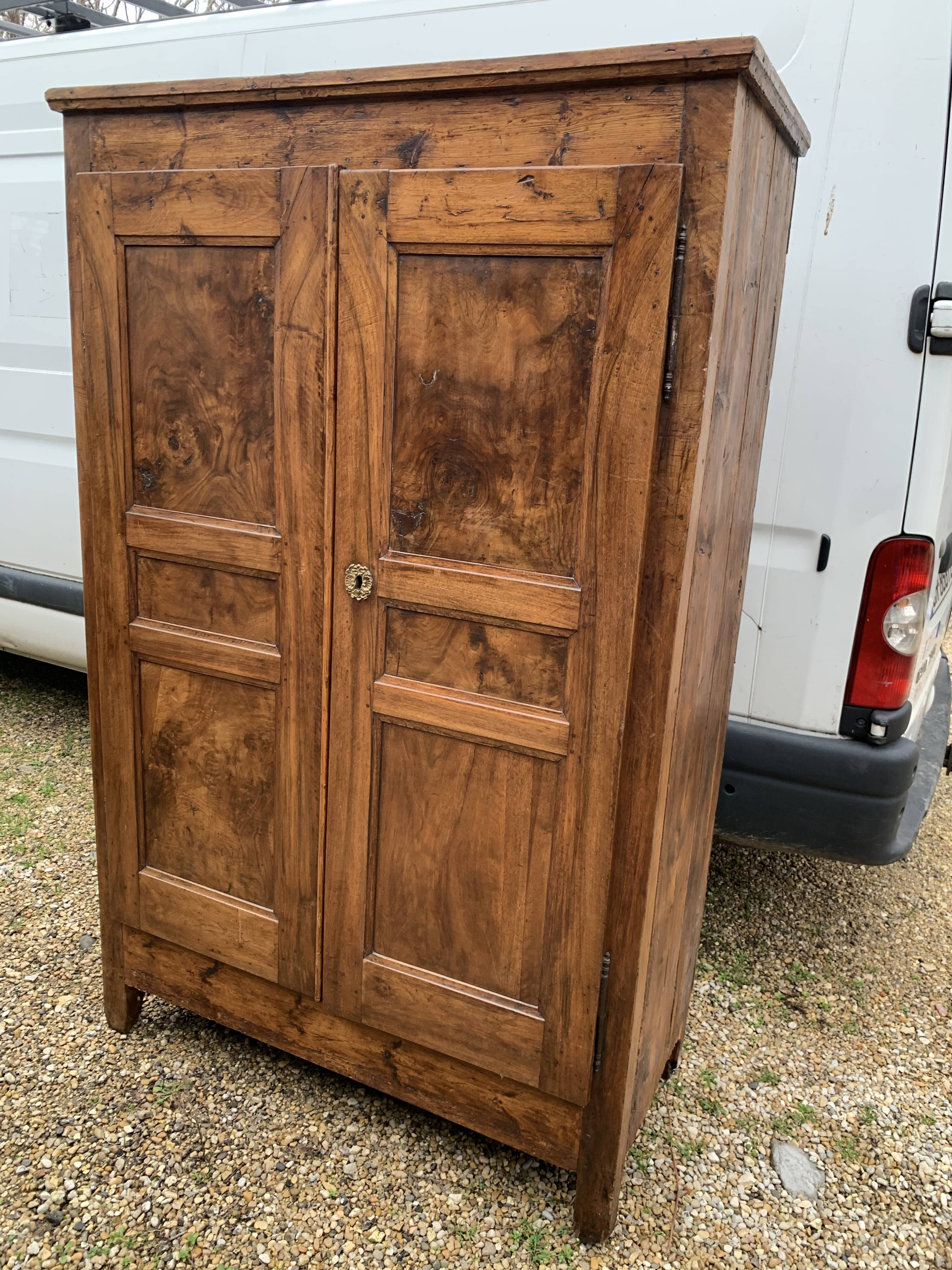 Armoire lingère de village en campagne