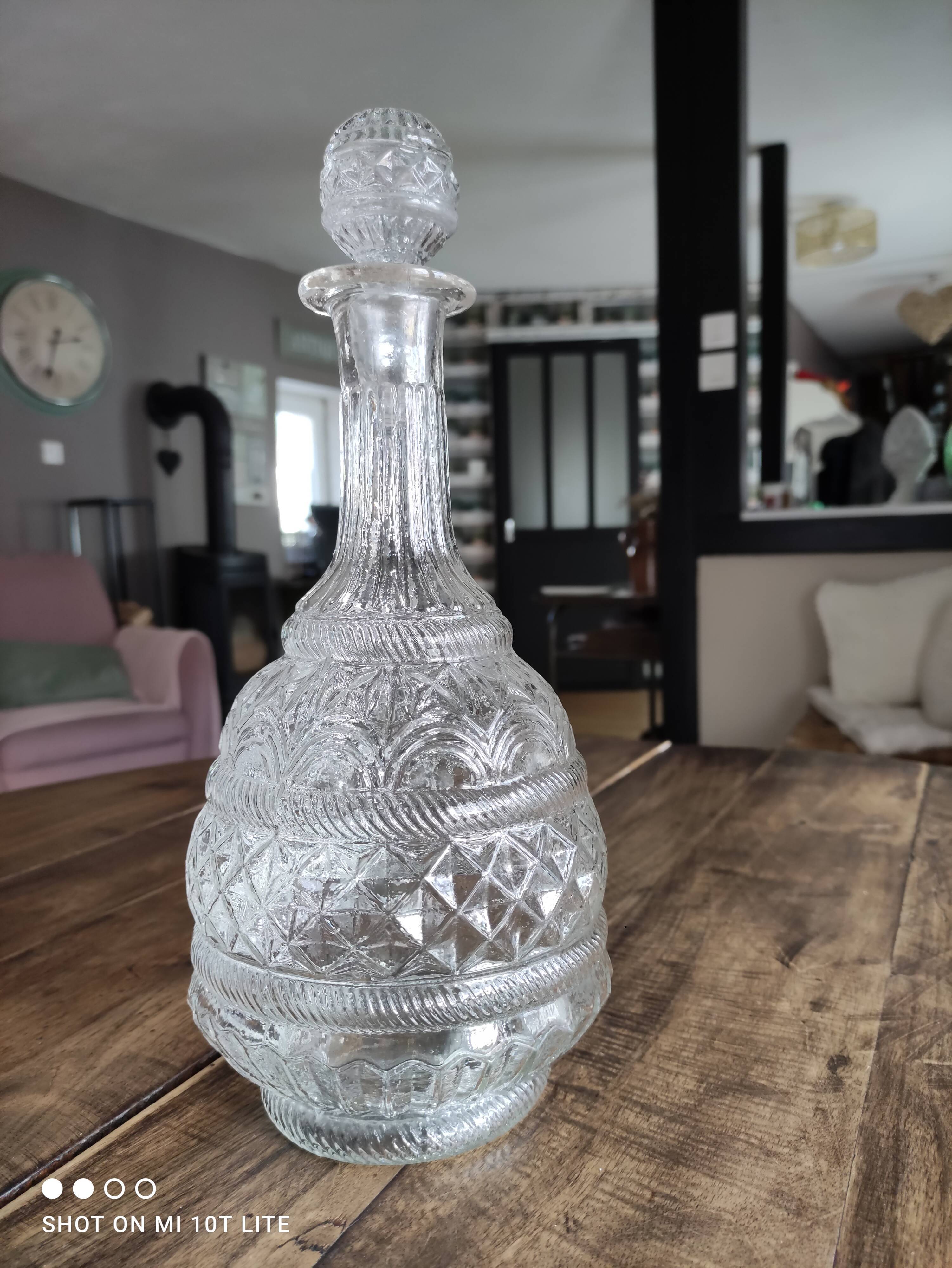 Round molded glass decanter with cap