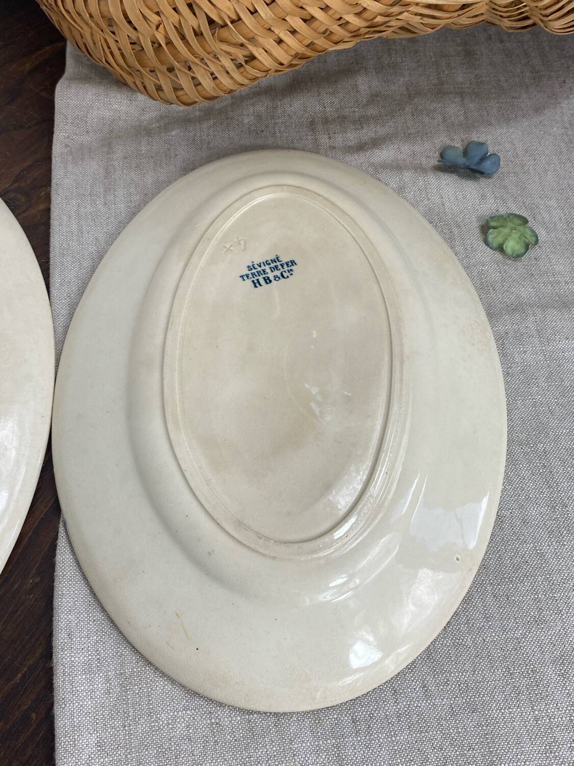 Service plates, iron earth, Sévigné, HB & Cie