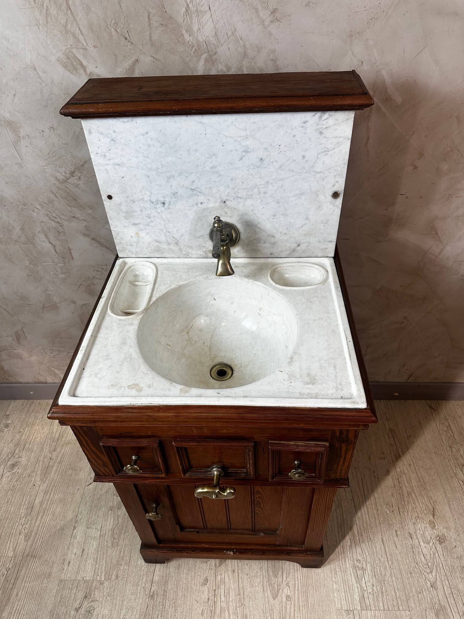 Bathroom vanity unit