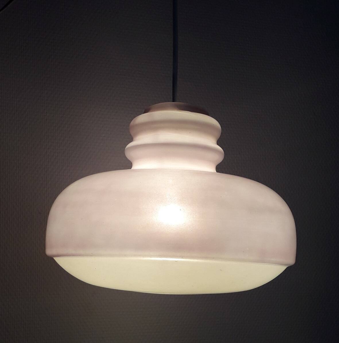 Suspension en verre violet