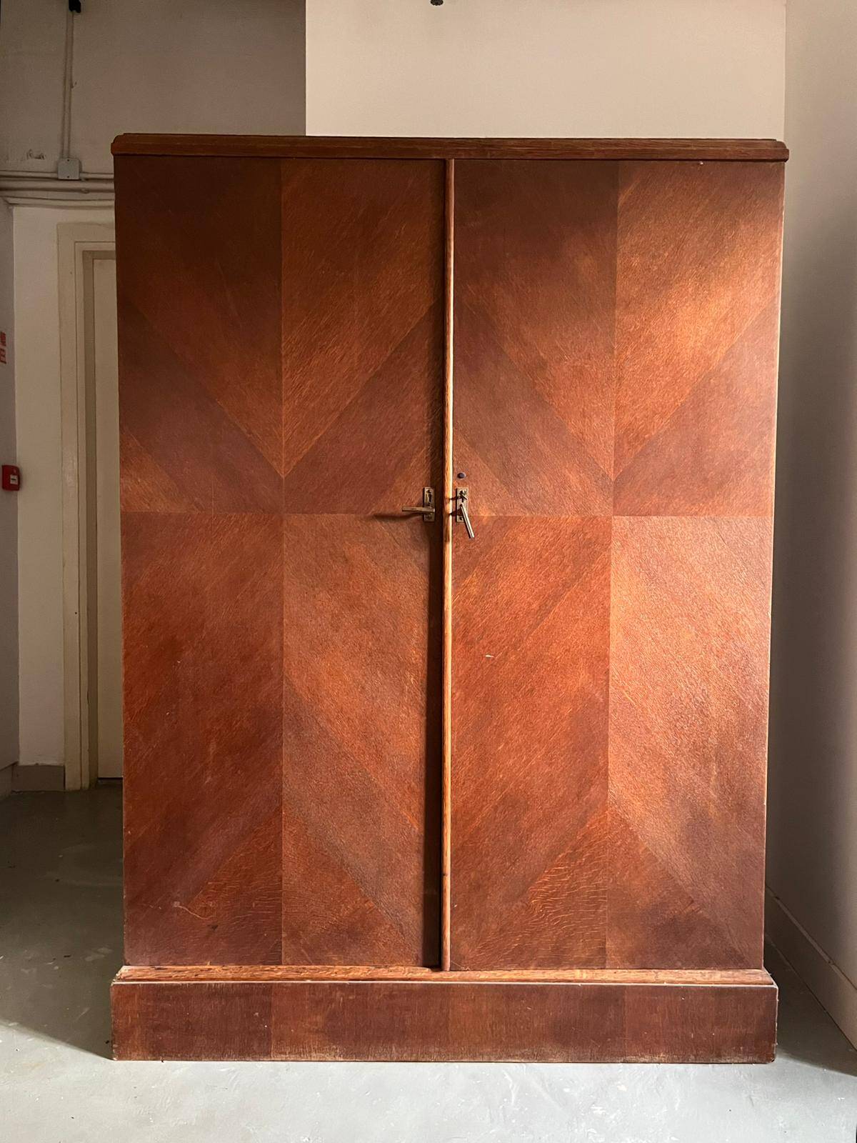 Armoire cabine anglaise en acajou de marque Compactom pour homme