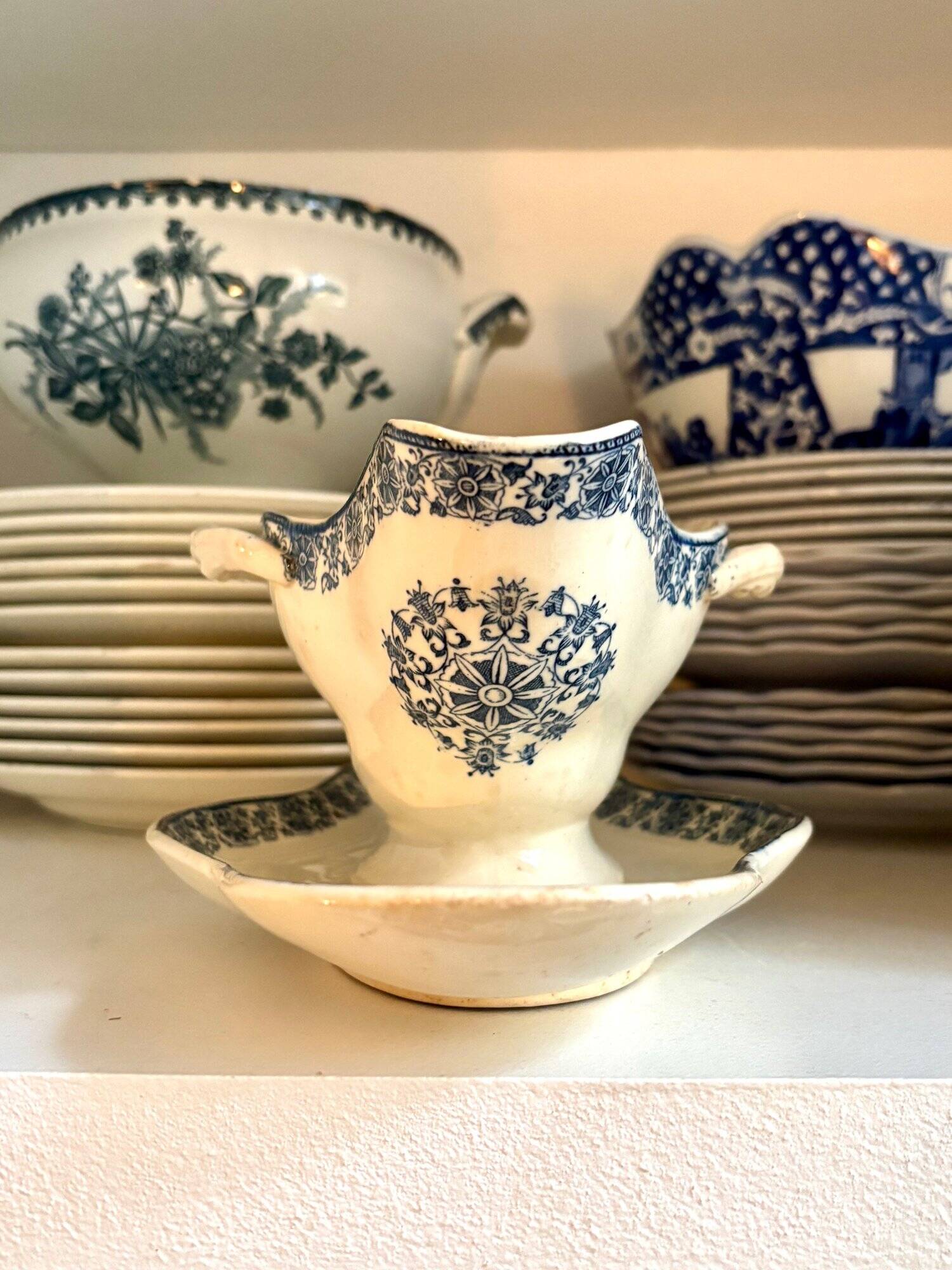 Gien ironware sauce boat, "Arabesques" service