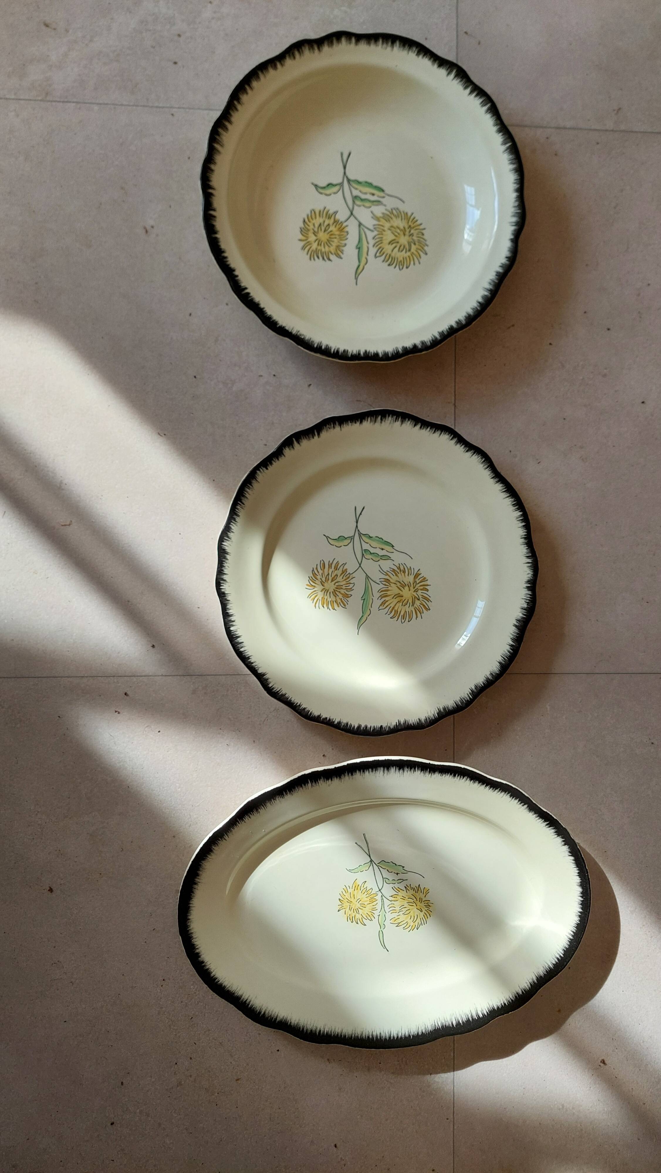 complete service in yellow earthenware Ainay Salin France